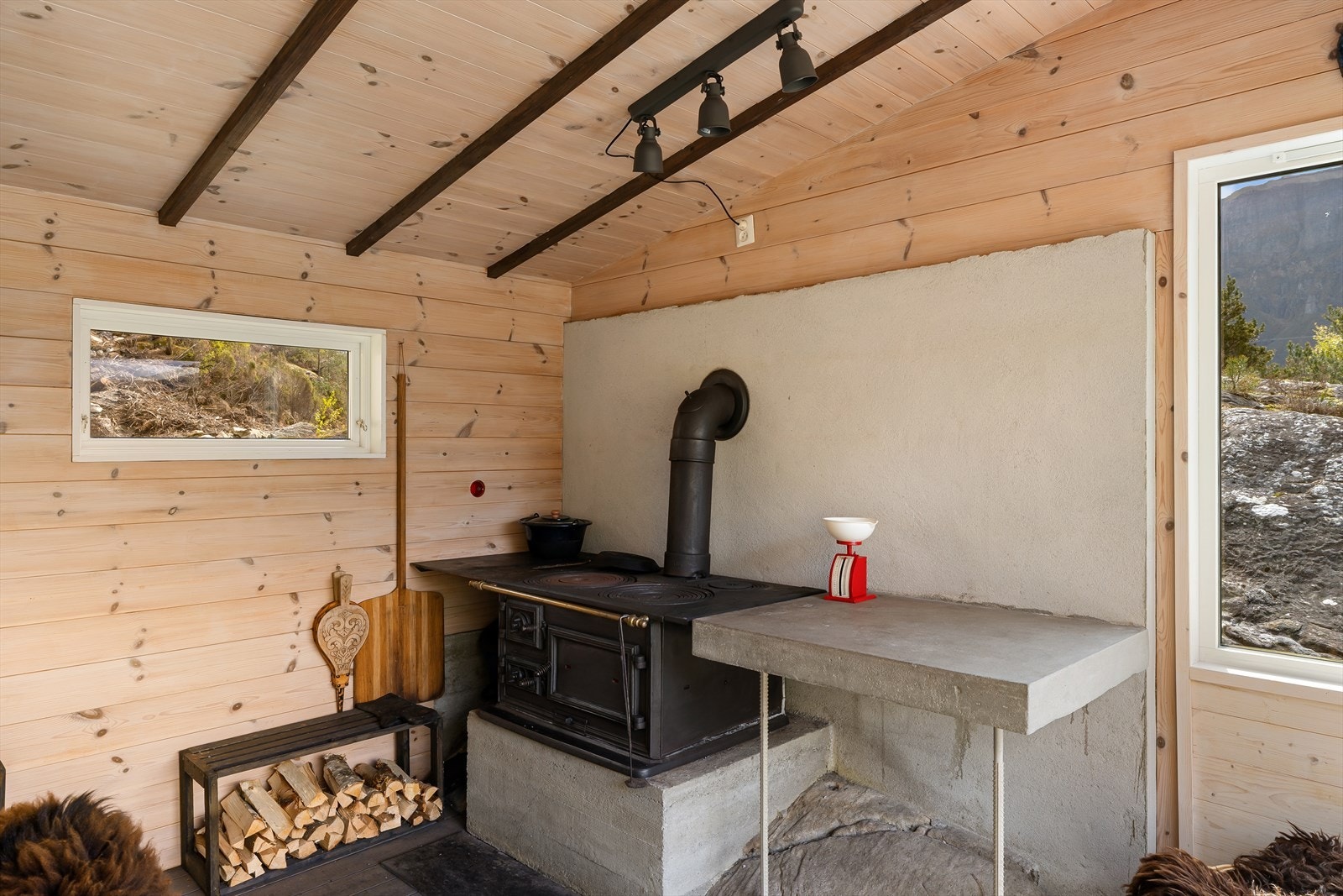 I hagestuen er det installert et ildsted med pipe, som gir ekstra varme og hygge. Galleribilde