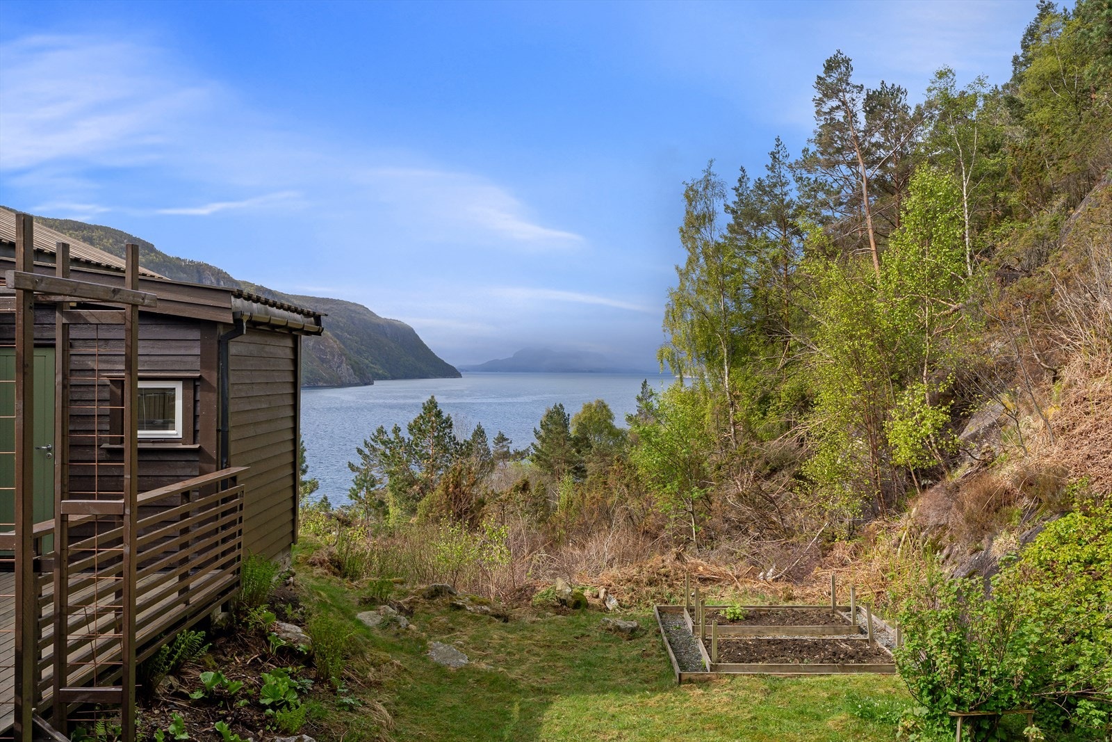 Tomten er en naturtomt med fjell i dagen, lyng og spredt vegetasjon. Galleribilde