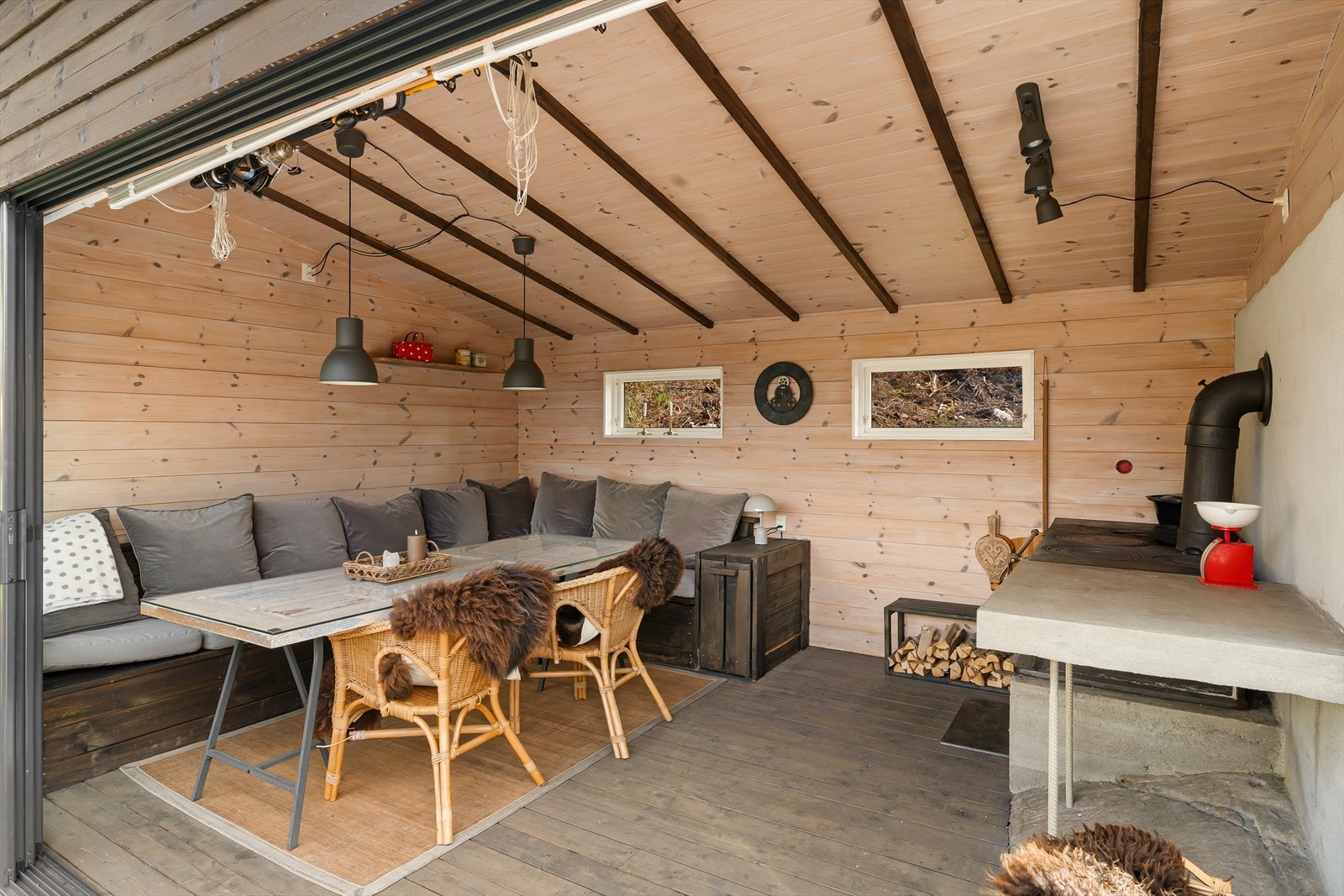 Hagestuen fra 2015 er et flott tilleggsrom med plassbygget sittegruppe. Galleribilde