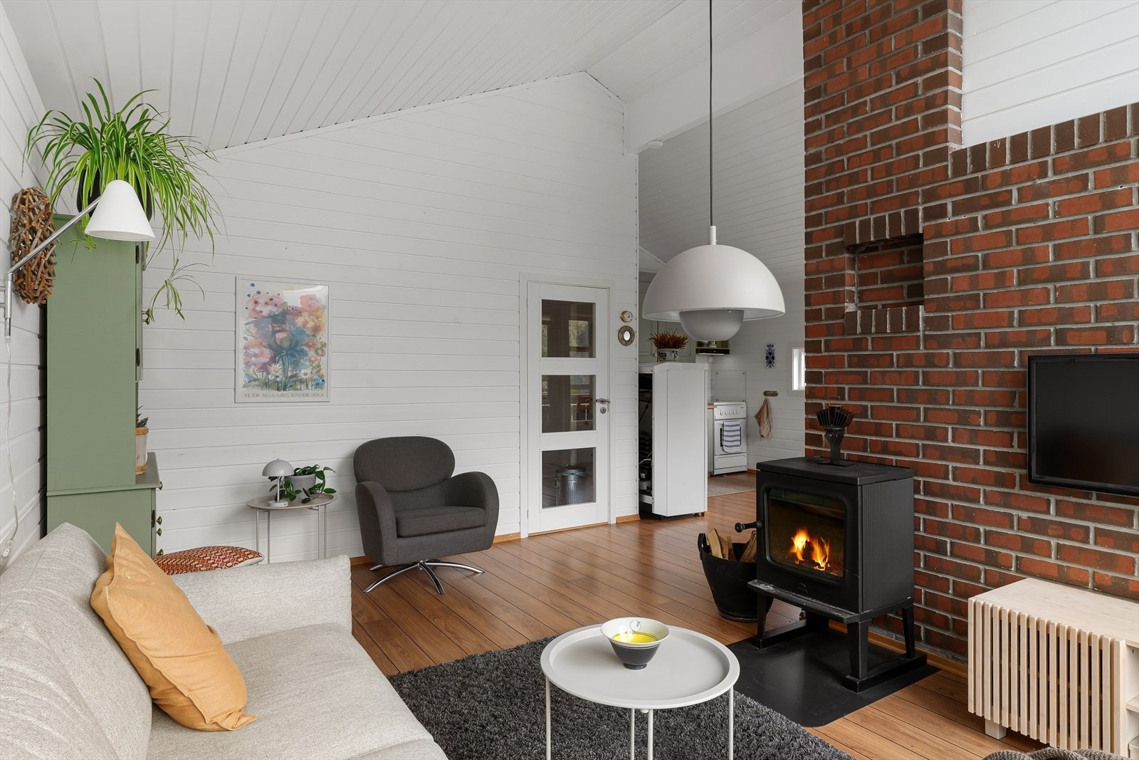 Stuen har gjennomgående trepanel på vegger og i himling, som gir en klassisk og lun hytteatmosfære. Galleribilde