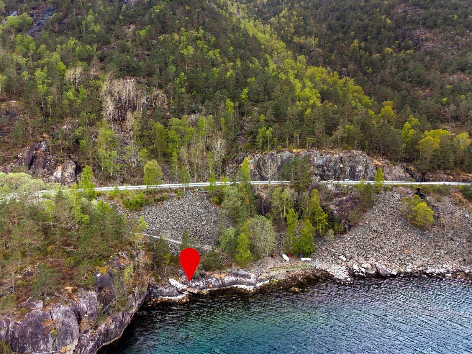 Nærområdet byr på flotte turmuligheter i variert terreng, rett utenfor døren. Båtplass merket med pil Galleribilde