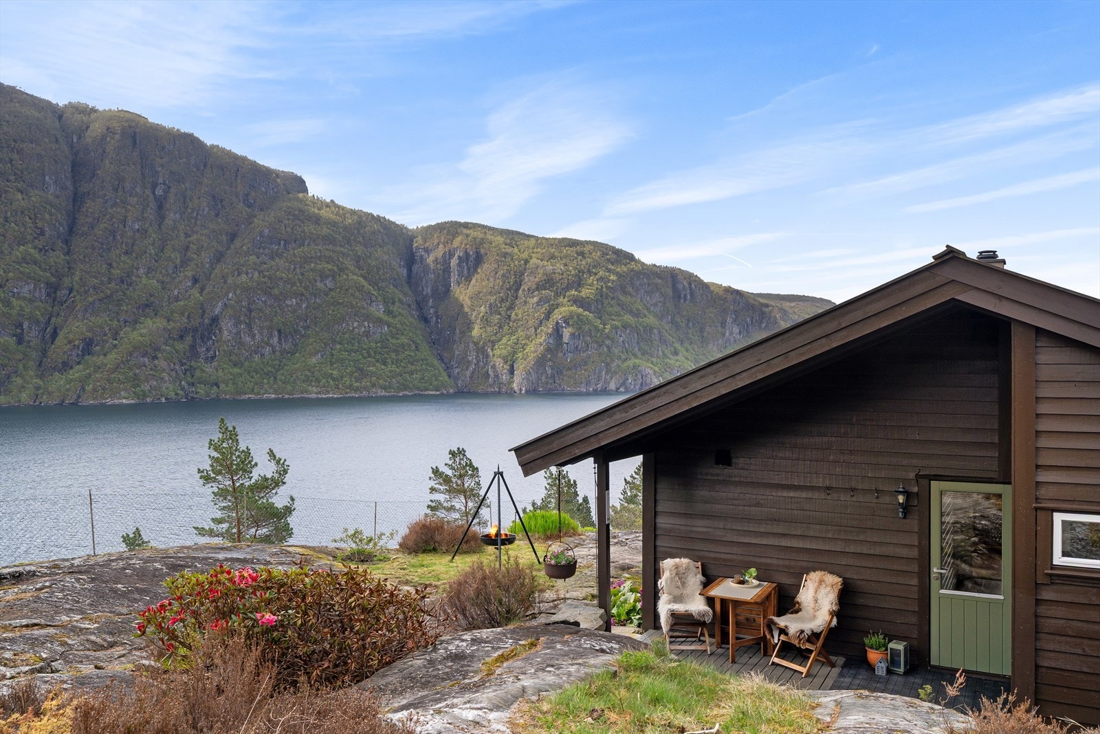 Hytta ligger på en naturtomt fundamentert på fjell, med store terrasser og umiddelbar nærhet til sjøen. Galleribilde
