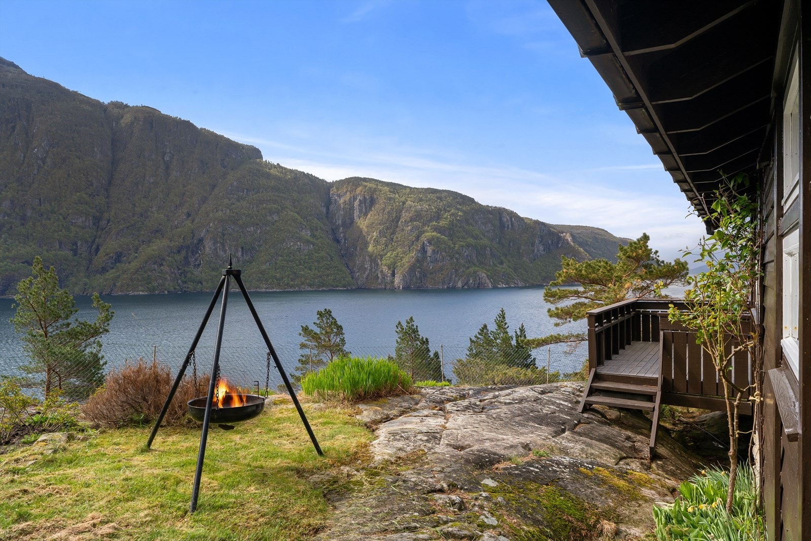 Uteområde med bålpanne, perfekt plassert for å nyte utsikten. Galleribilde
