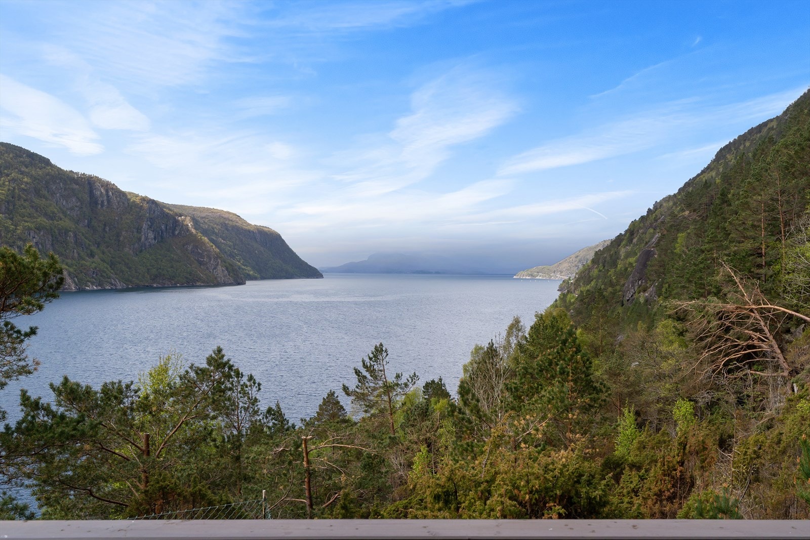 Vidstrakt utsikt innover og utover fjorden. Galleribilde