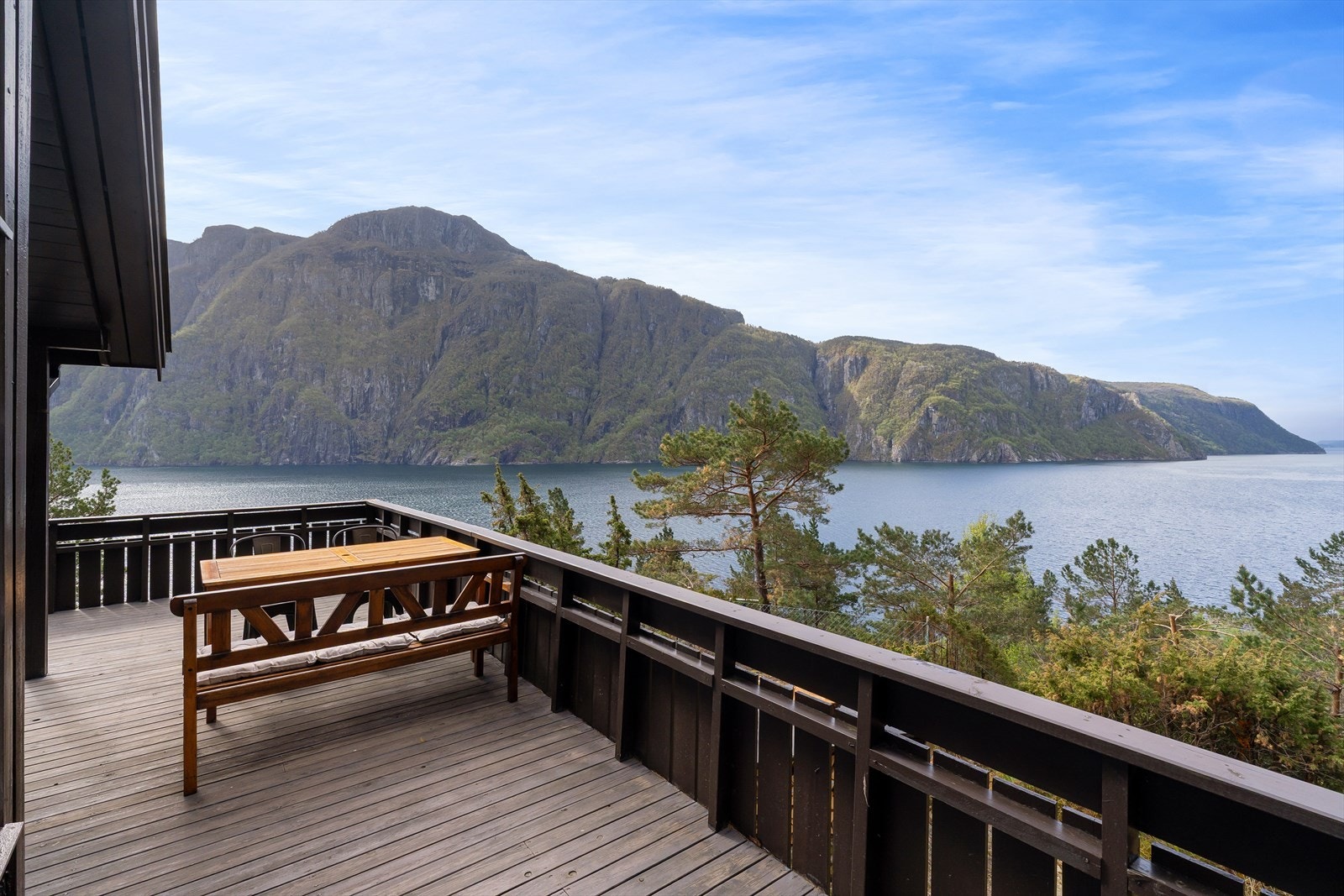 Store, sammenhengende terrassearealer gir rikelig med plass for utemøbler og sosialt samvær. Galleribilde