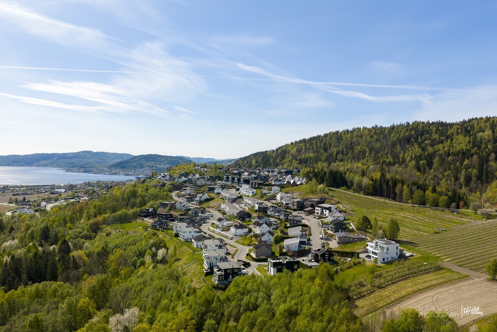 Veletablert og populært nabolag - barnevennlig, trygt og svært ettertraktet. Kort vei til Drammen sentrum og Lierbyen - perfekt balanse mellom ro og tilgjengelighet. Galleribilde