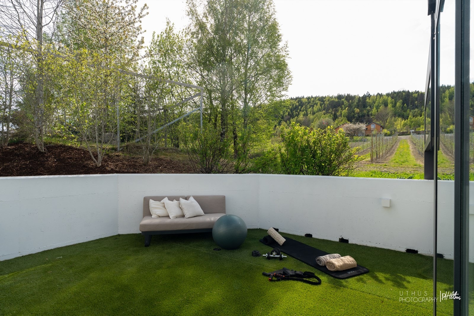 Bak utekjøkkenet er det også en fin liten plass dersom man vil trimme litt, eller kanskje man skal sette opp en trampoline? Galleribilde