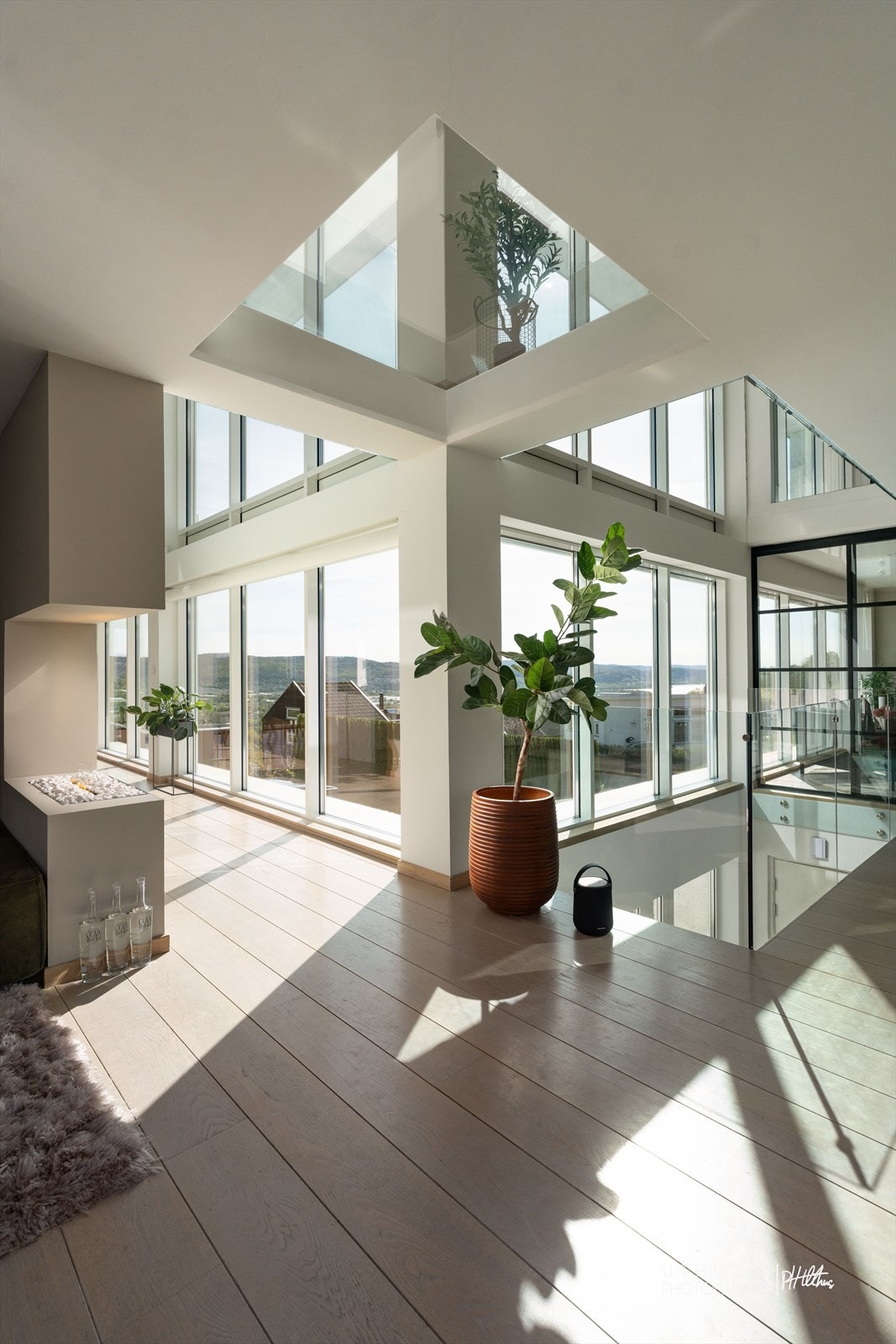 Her kommer boligens arkitektoniske kvaliteter godt frem, med glassgulv fra etasjen over og et imponerende åpent parti som strekker seg gjennom alle tre etasjer. Galleribilde