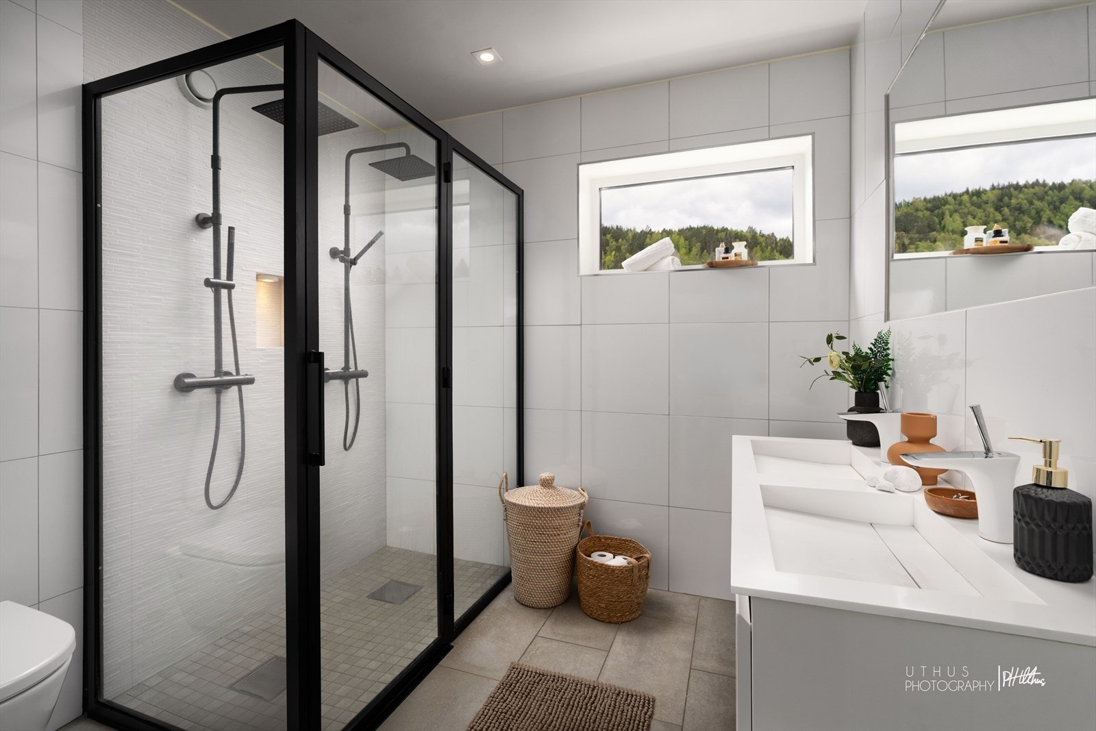 En-suite bad til hovedsoverommet - med doble servanter og en luksuriøs hotellfølelse. Galleribilde