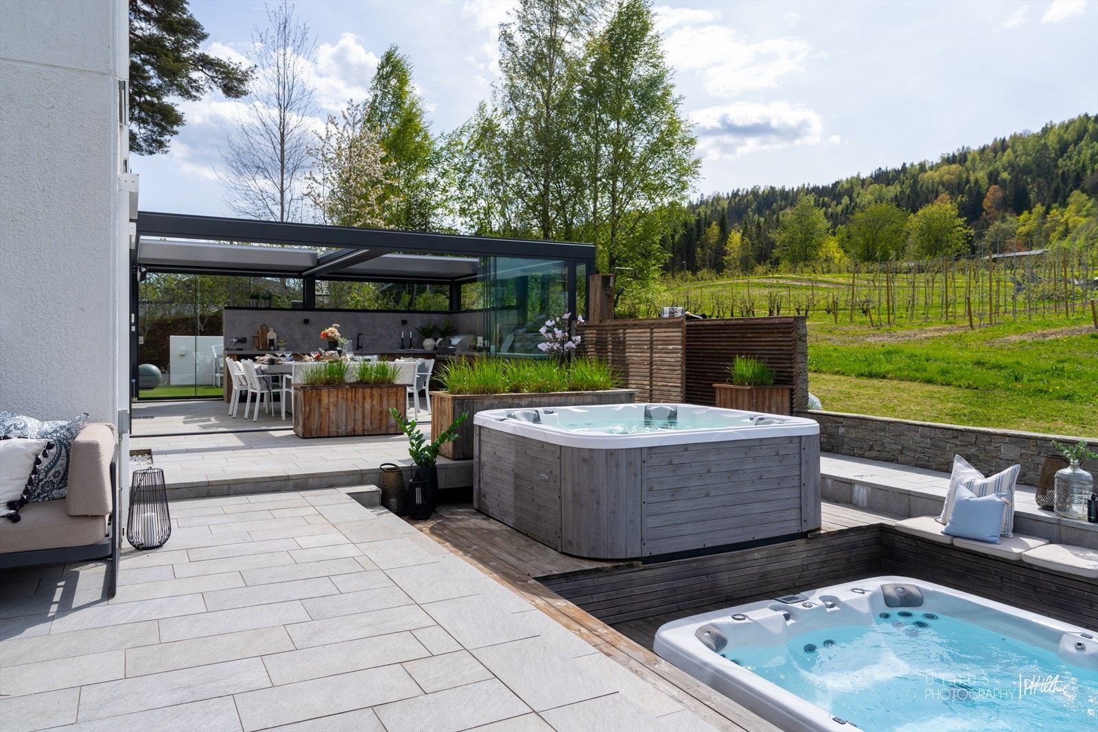Privat oase med pergola, motorisert tak og plassbygd utekjøkken - resortfølelse hjemme. Galleribilde