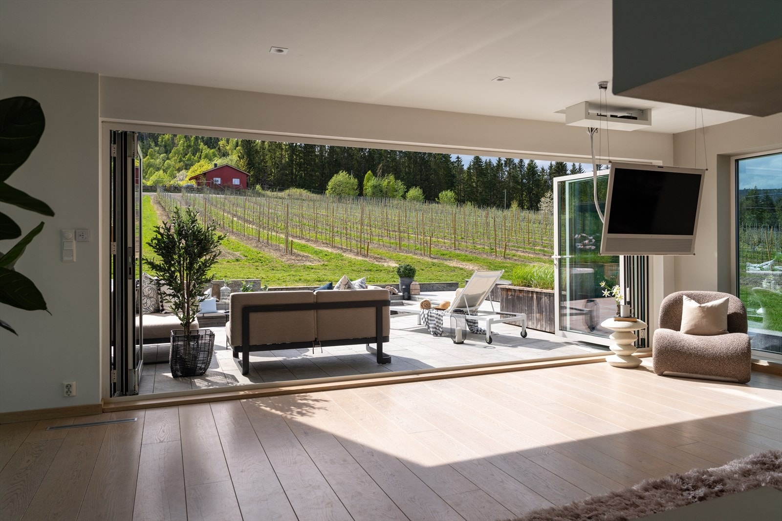 Da får du eplehagen og utsikten helt inn i stuen. Galleribilde