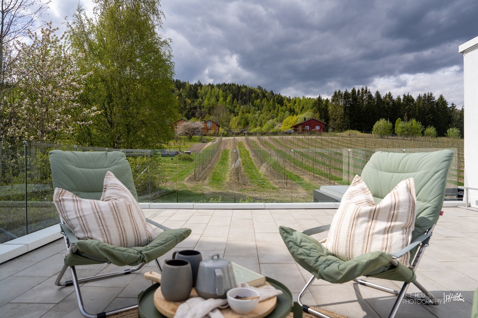 Fra hovedsoverommet kommer du ut på en stor flott takterrasse med flott utsikt mot eplehagen.. Galleribilde