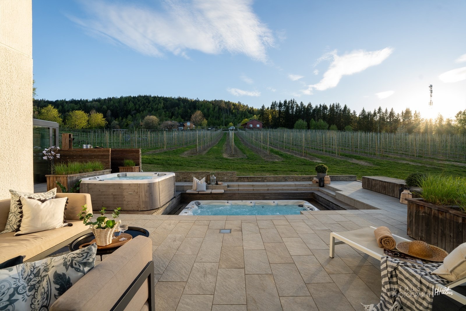 Når du beveger deg ut fra stuen kommer du rett ut på din egen private oase med bl.a. motstrømsbasseng, jacuzzi og utedusj - her blir sommeren lang og hverdagen litt bedre. Galleribilde