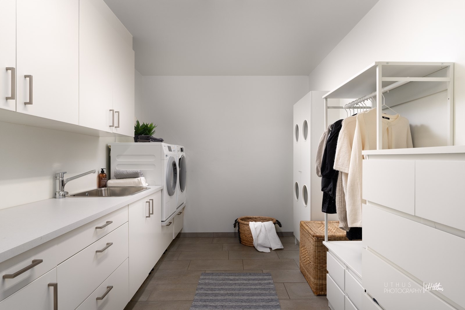 Vaskerommet er pent og praktisk innredet med nedfelt skyllekar, opplegg for vaskemaskin og tørketrommel, og har flislagt gulv og malte overflater. Galleribilde
