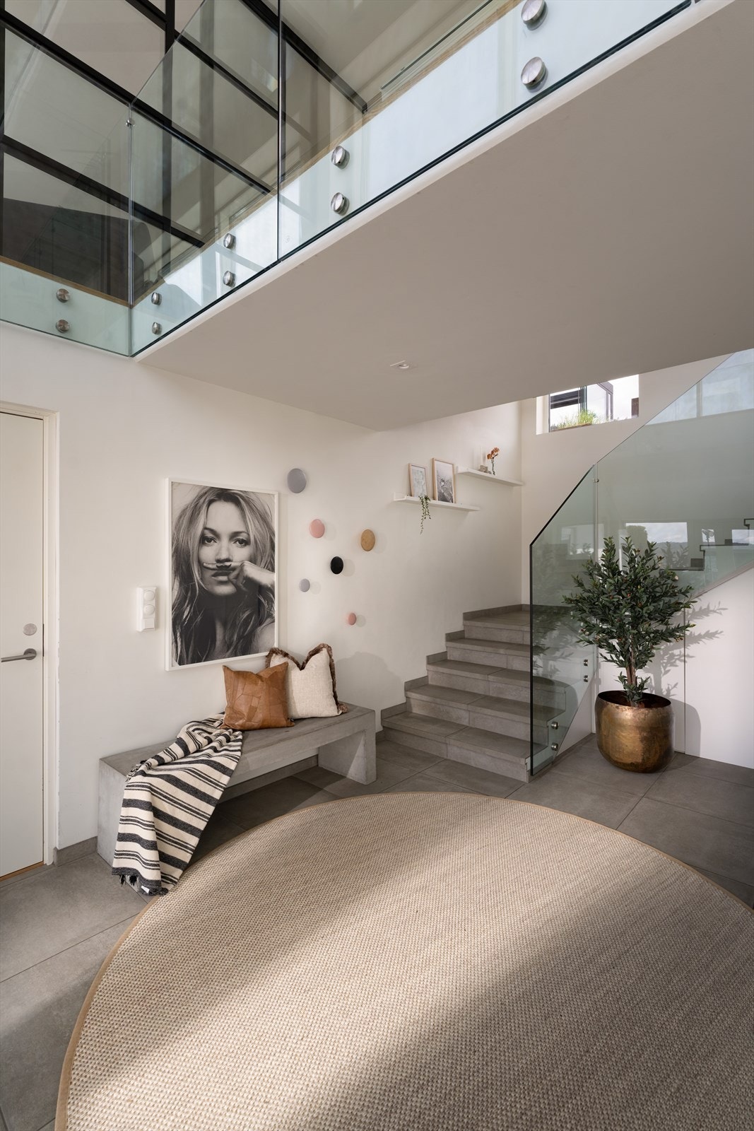 Den brede trappen med glassrekkverk utgjør et naturlig blikkfang, med vindusfelt som gir godt med lys og utsikt til eplehagen. Galleribilde
