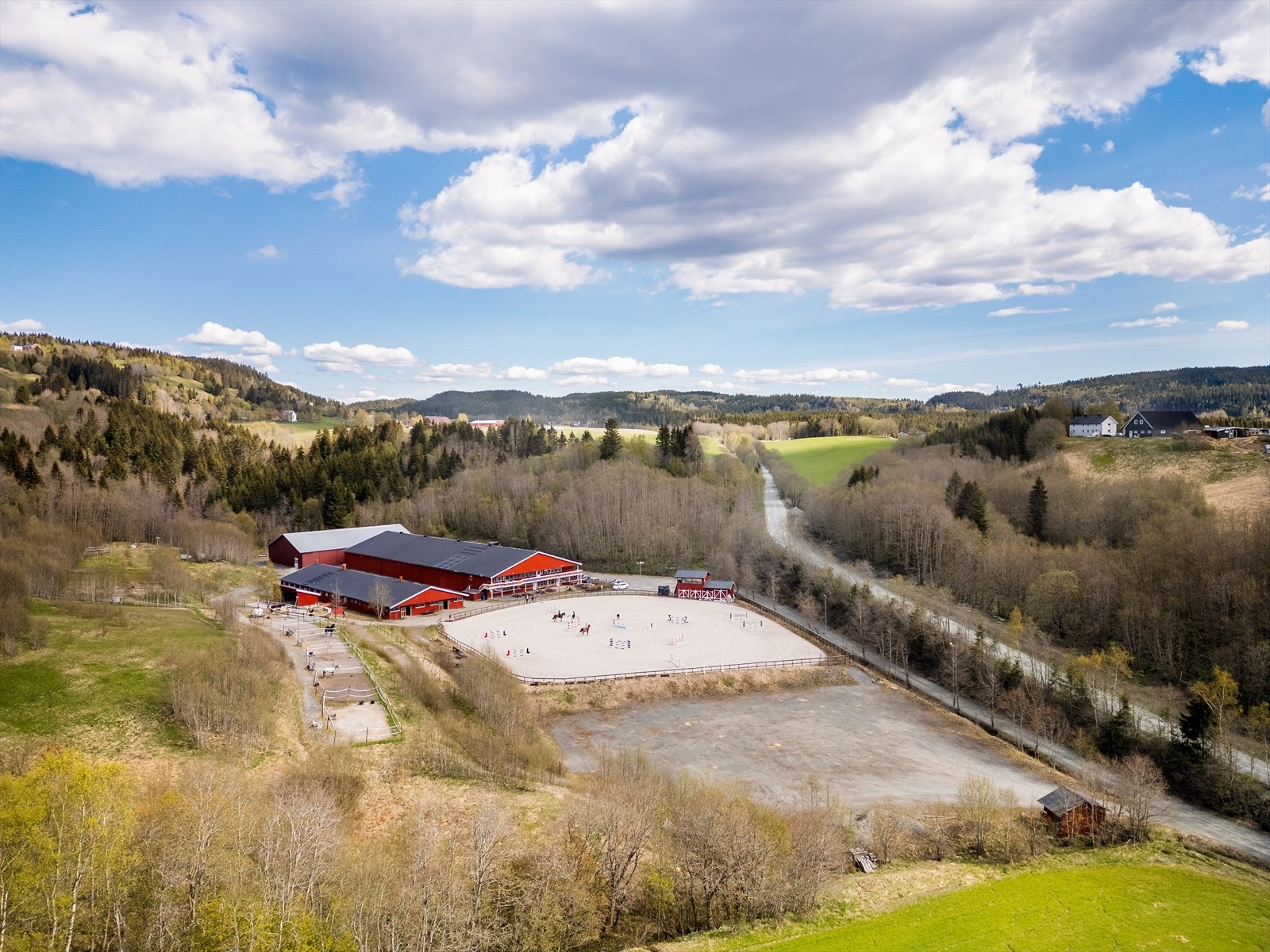 Stor parkeringsplass med plass til biler og hengere. Galleribilde