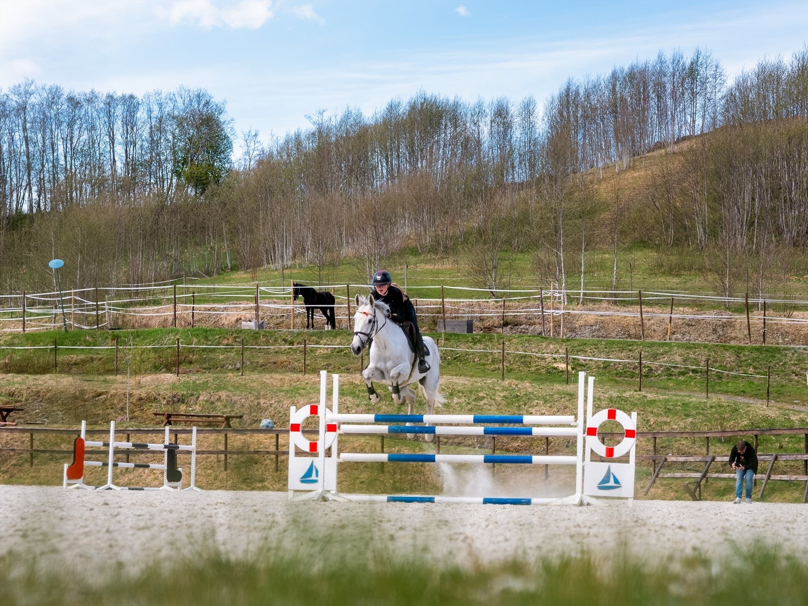 Stort ridesenter med blant annet utendørs bane, stall, to innendørs ridebaner, paddocks, selskapslokale, storkjøkken og boligdel. Galleribilde