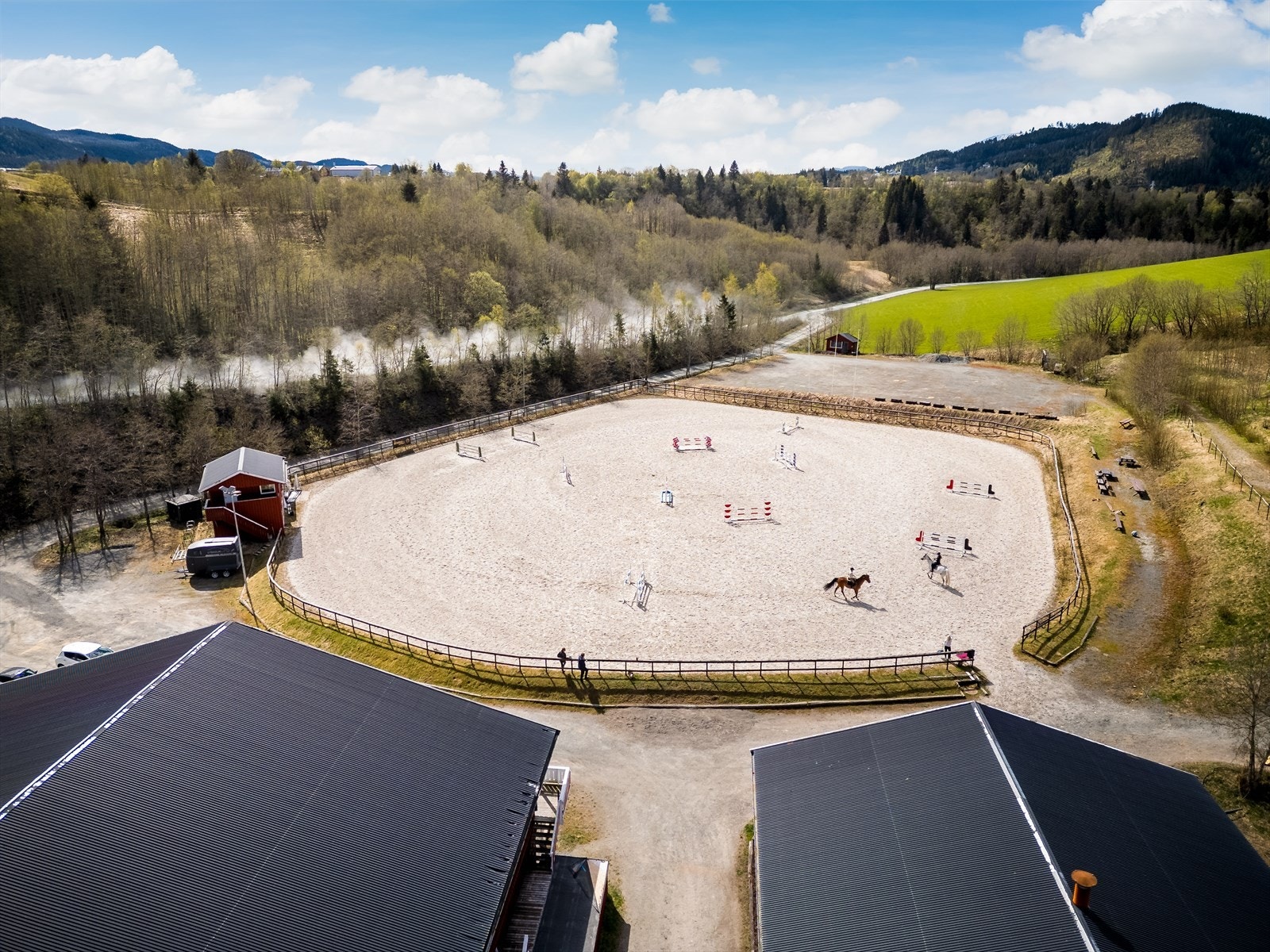 Det er en festeavtale mellom eiendommen og Trondheim rideklubb for utendørs anlegg. Rideklubben har ytret et ønske om et samarbeid med ny eier Galleribilde