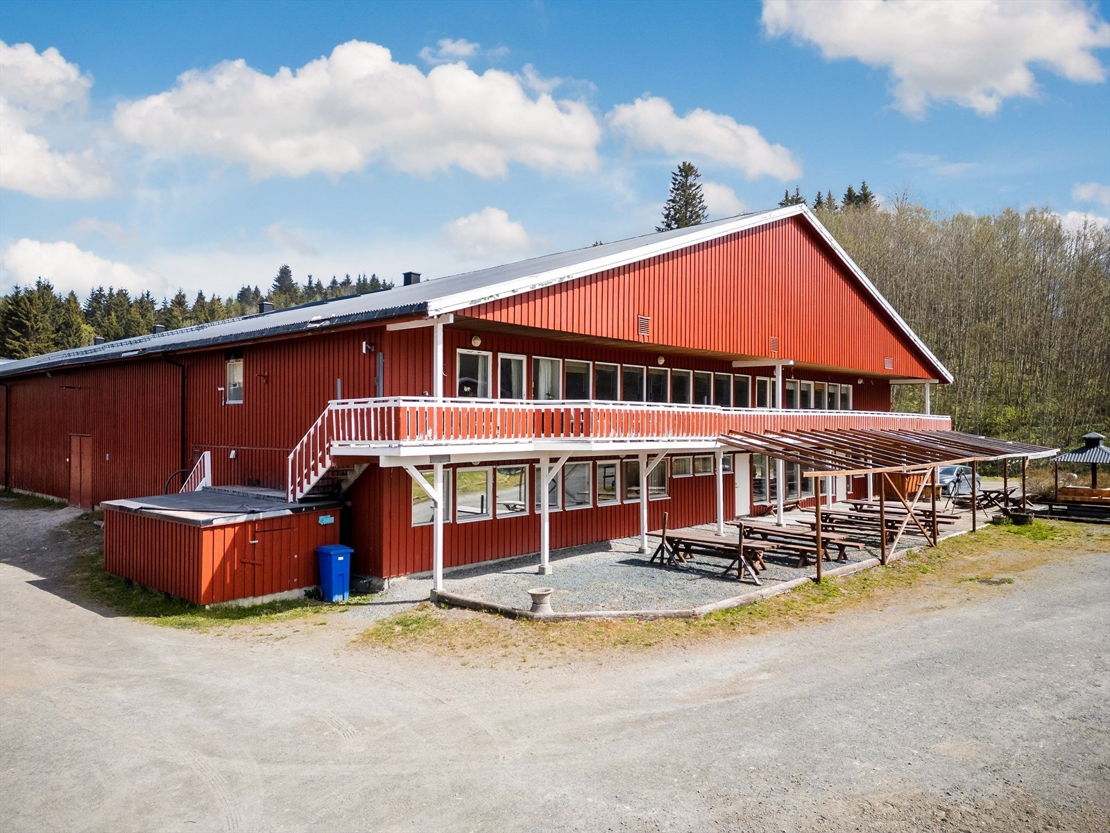 Stort administrasjonsbygg med boligdel, hybel, ridehall, kontor, storkjøkken og selskapslokaler. Store uteområder opparbeidet med benker og grillplass. Galleribilde