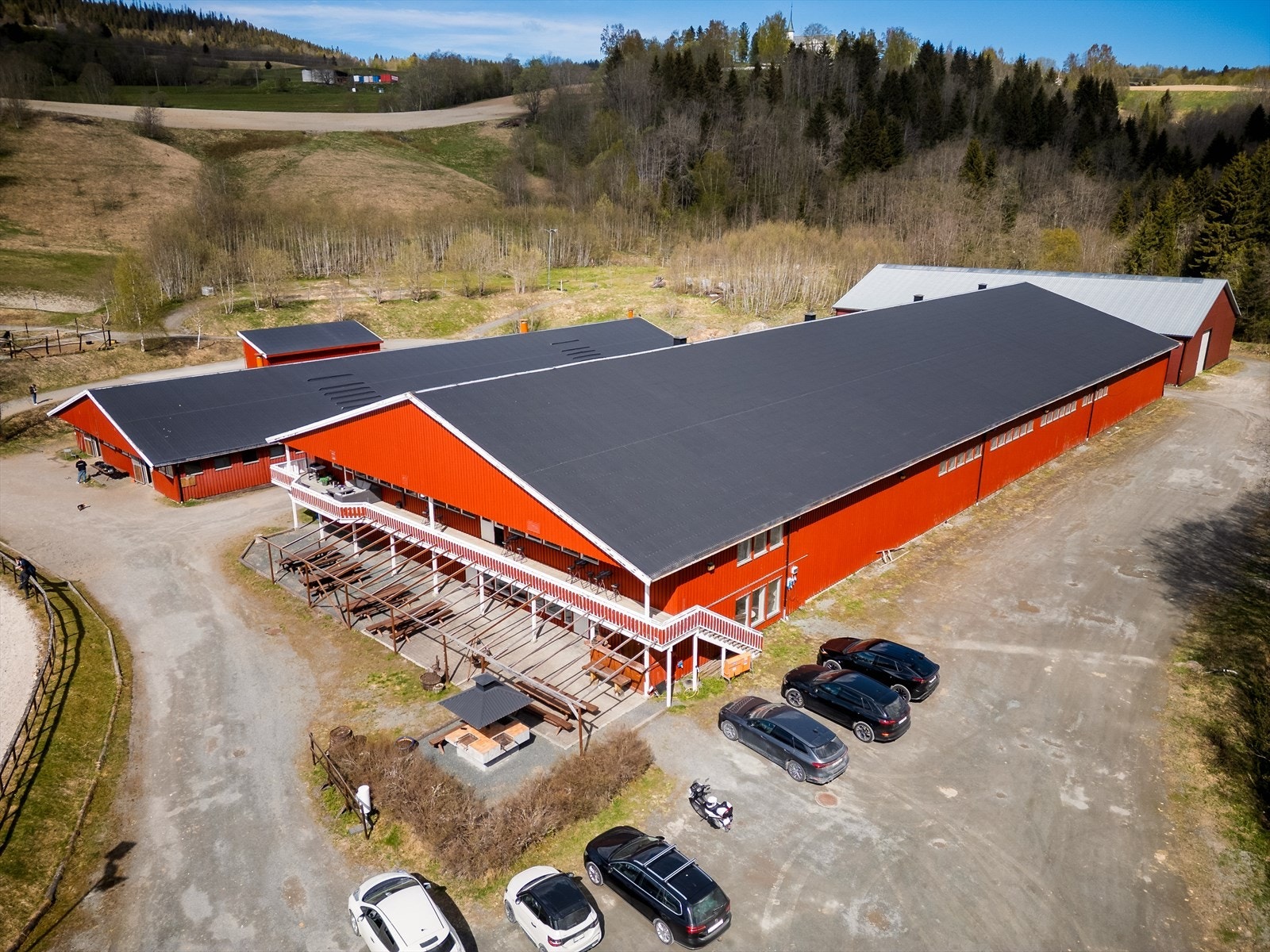 Ridesenteret har gode parkeringsmuligheter rundt om på eiendommen. Galleribilde