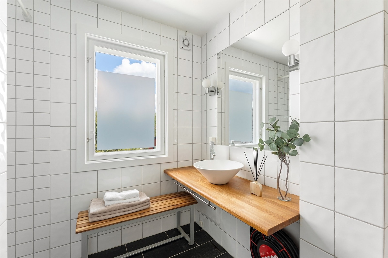 Badet fra 2012 har rør-i-rør-system med fordelerskap plassert på veggen. Galleribilde