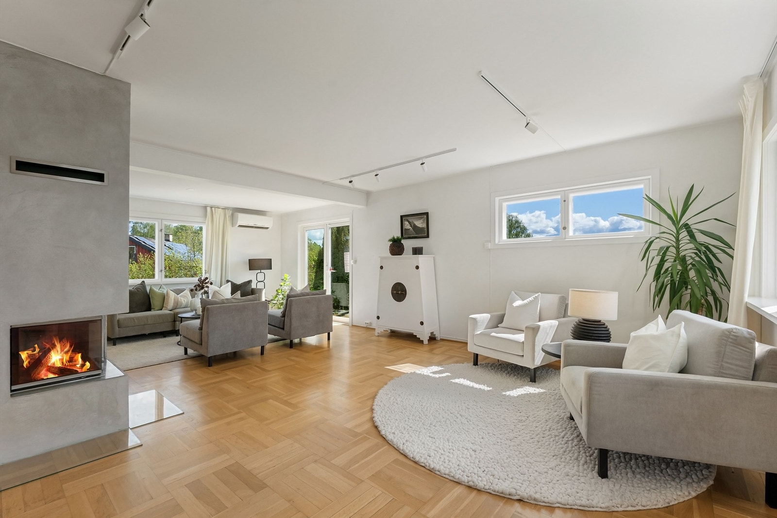 Stuen er lys og romslig, med plass til flere sittegrupper. Galleribilde