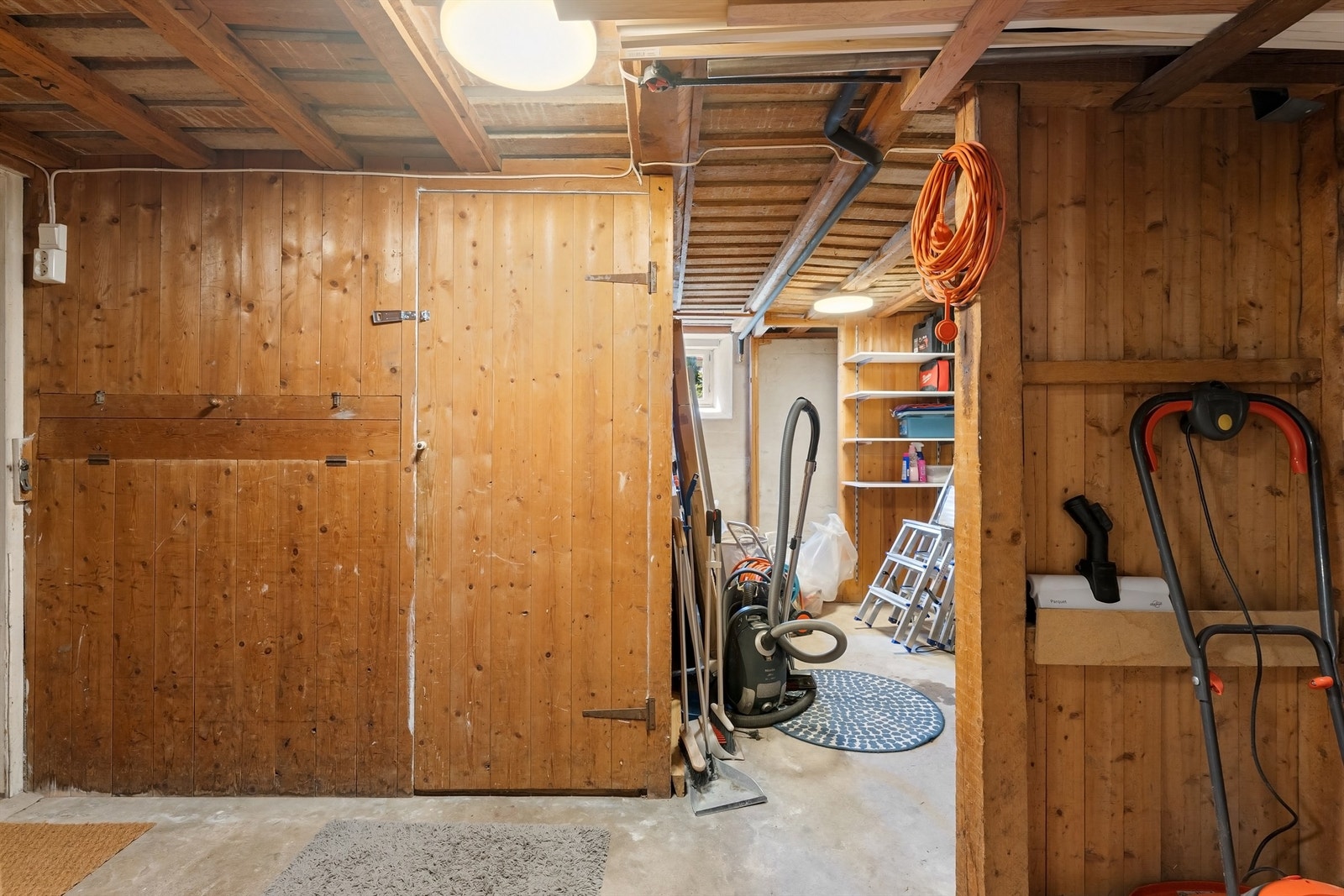 Kjelleren byr på rikelig med lagringsplass i tre separate boder. Galleribilde