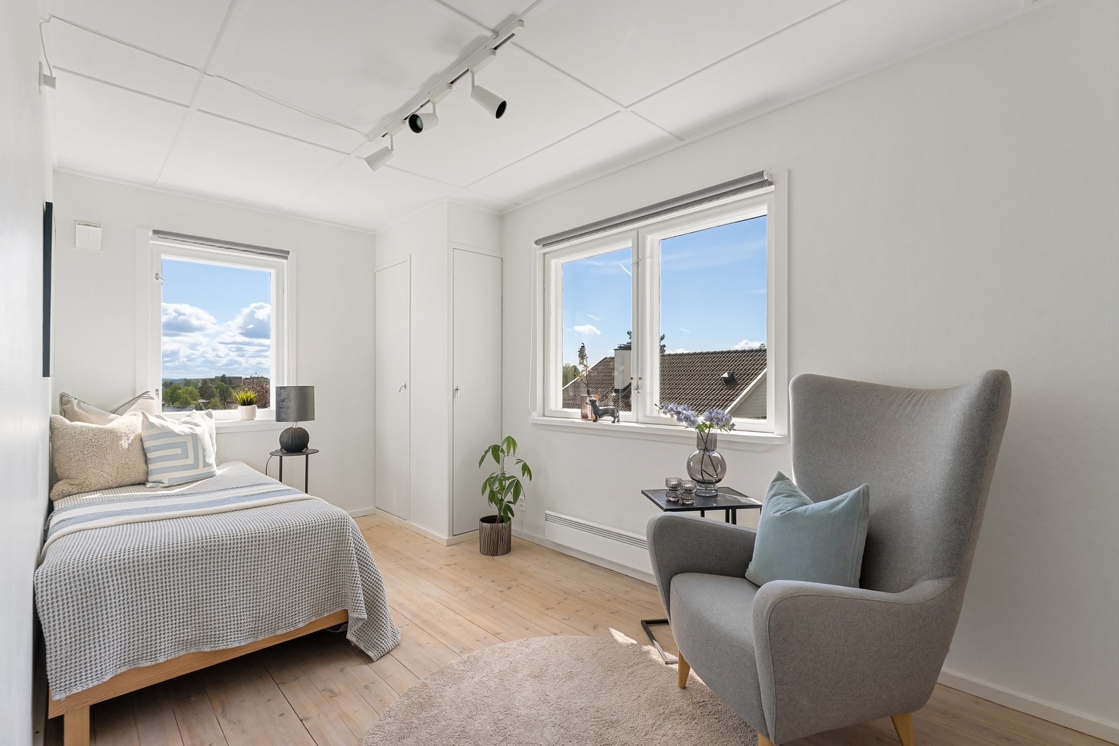 Alle soverommene har malte flater på vegger og tregulv eller vegg-til-vegg-tepper. Galleribilde