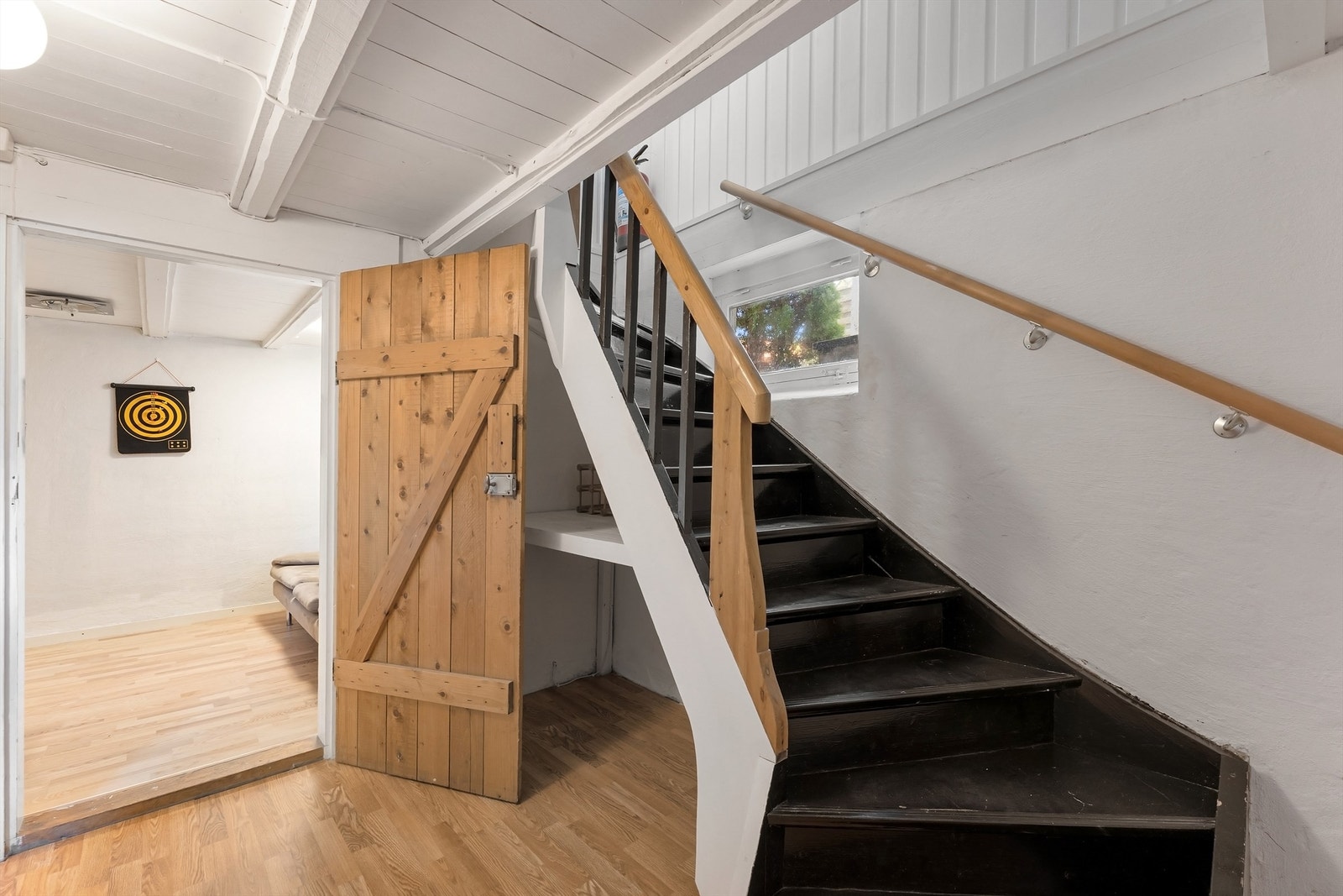 Kjelleren har egen inngang og inneholder flere boder, vaskerom og et innredet rom. Galleribilde
