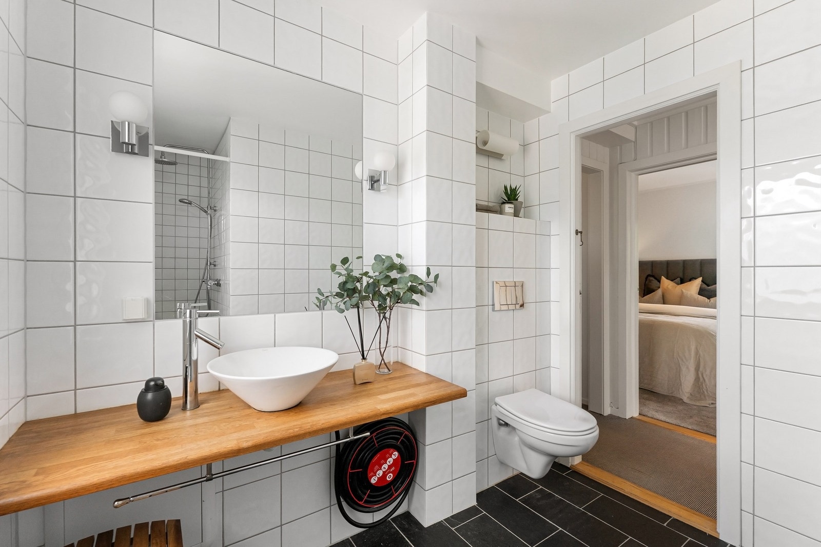 Det andre badet er fra 2012, med gulvvarme og vegghengt toalett. Galleribilde