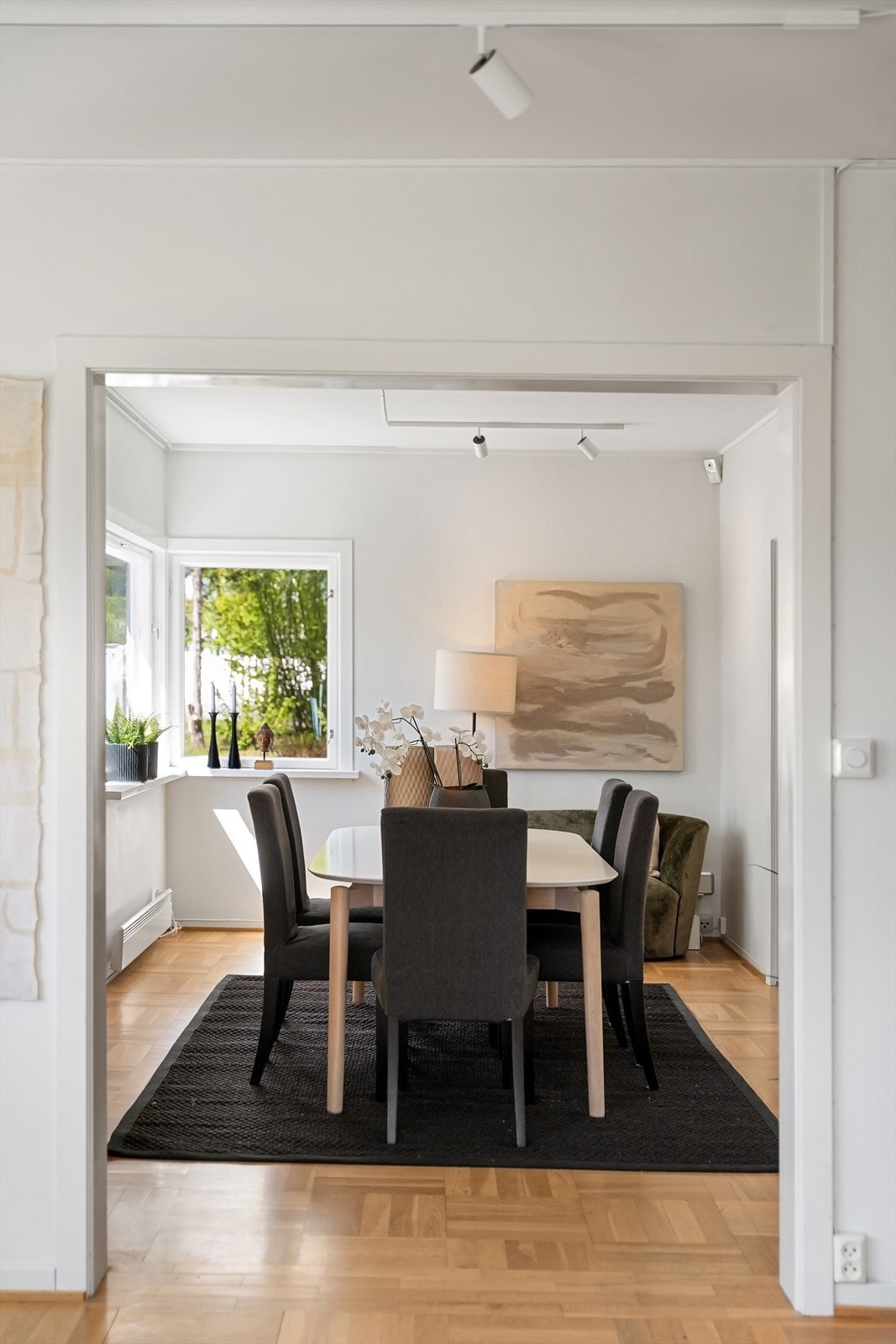 Spisestuen har plass til et stort spisebord for hyggelige sammenkomster. Galleribilde