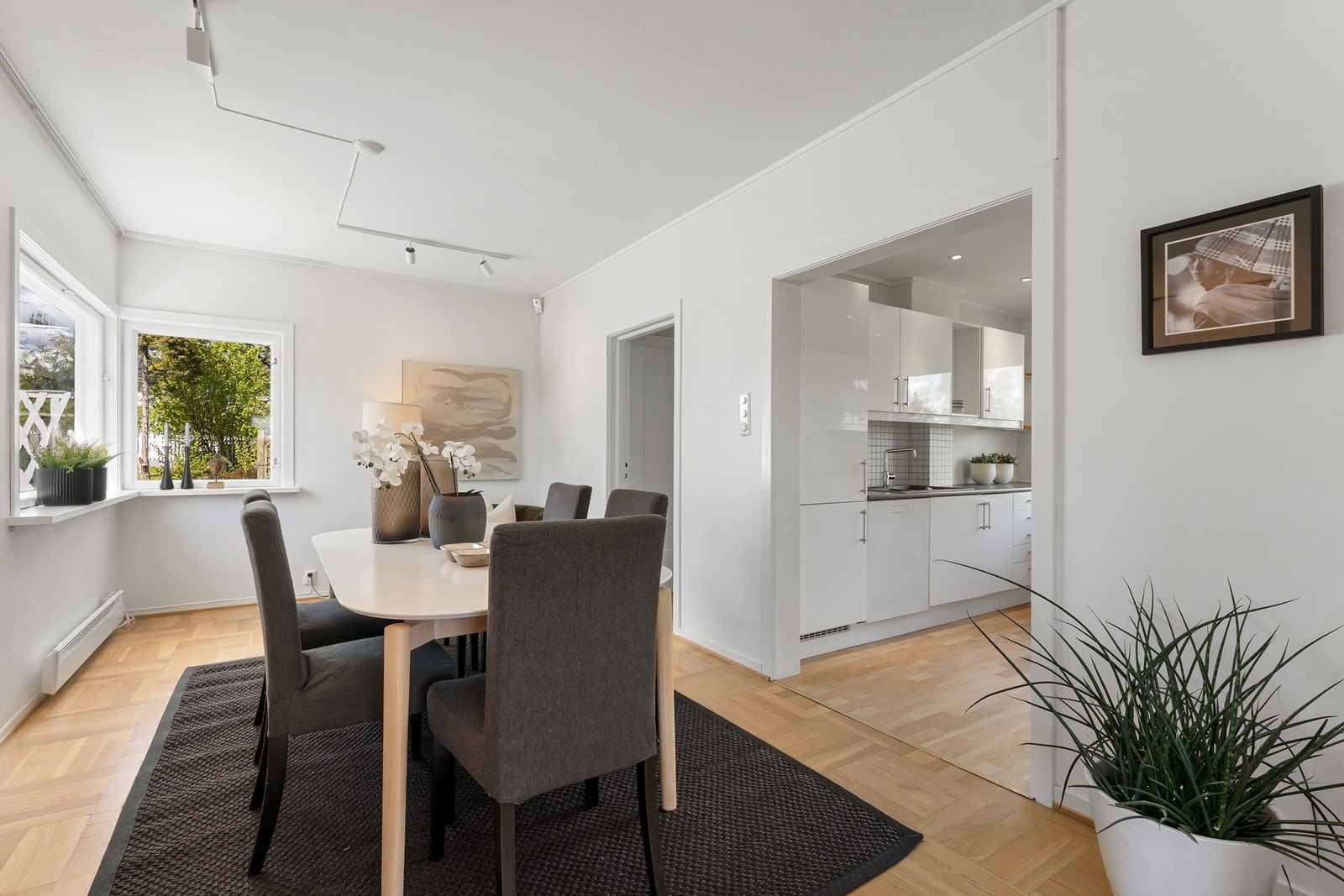 Fra spisestuen er det en åpen løsning inn mot kjøkkenet. Galleribilde