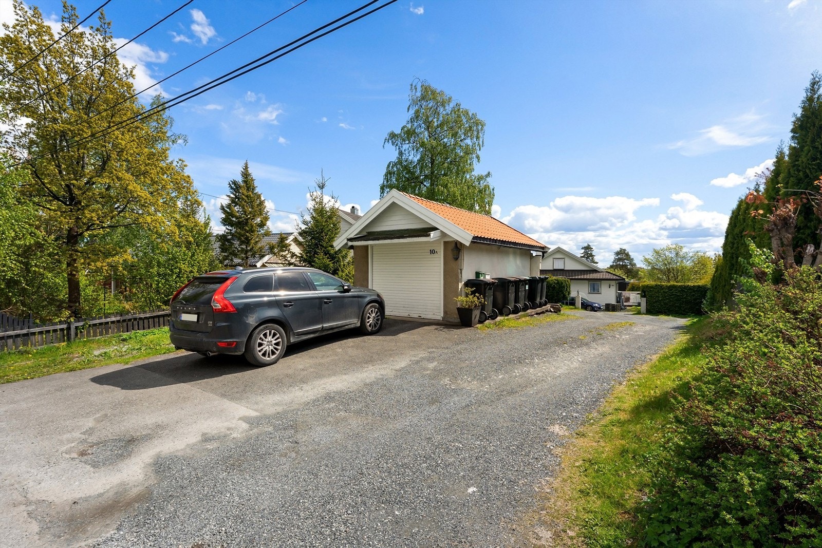 Eiendommen har en frittstående garasje og felles parkering med nabo. Galleribilde