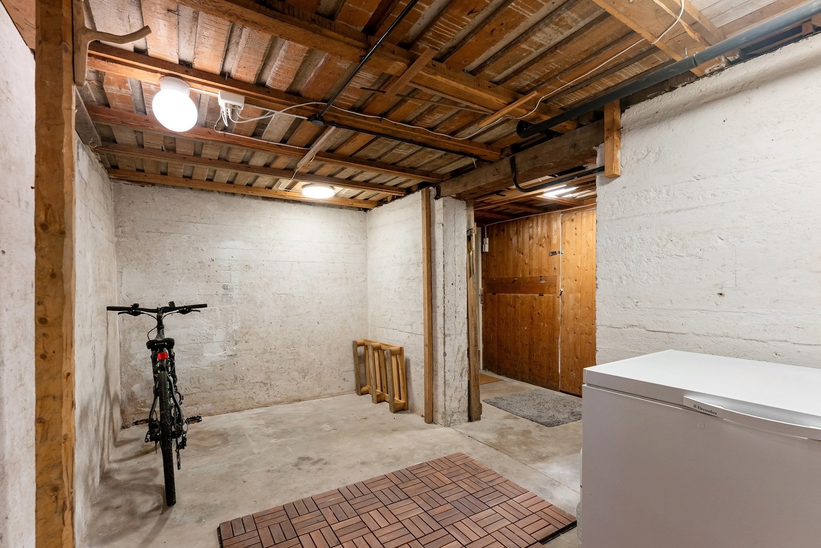 God plass for oppbevaring av sportsutstyr, verktøy og sesongartikler. Galleribilde