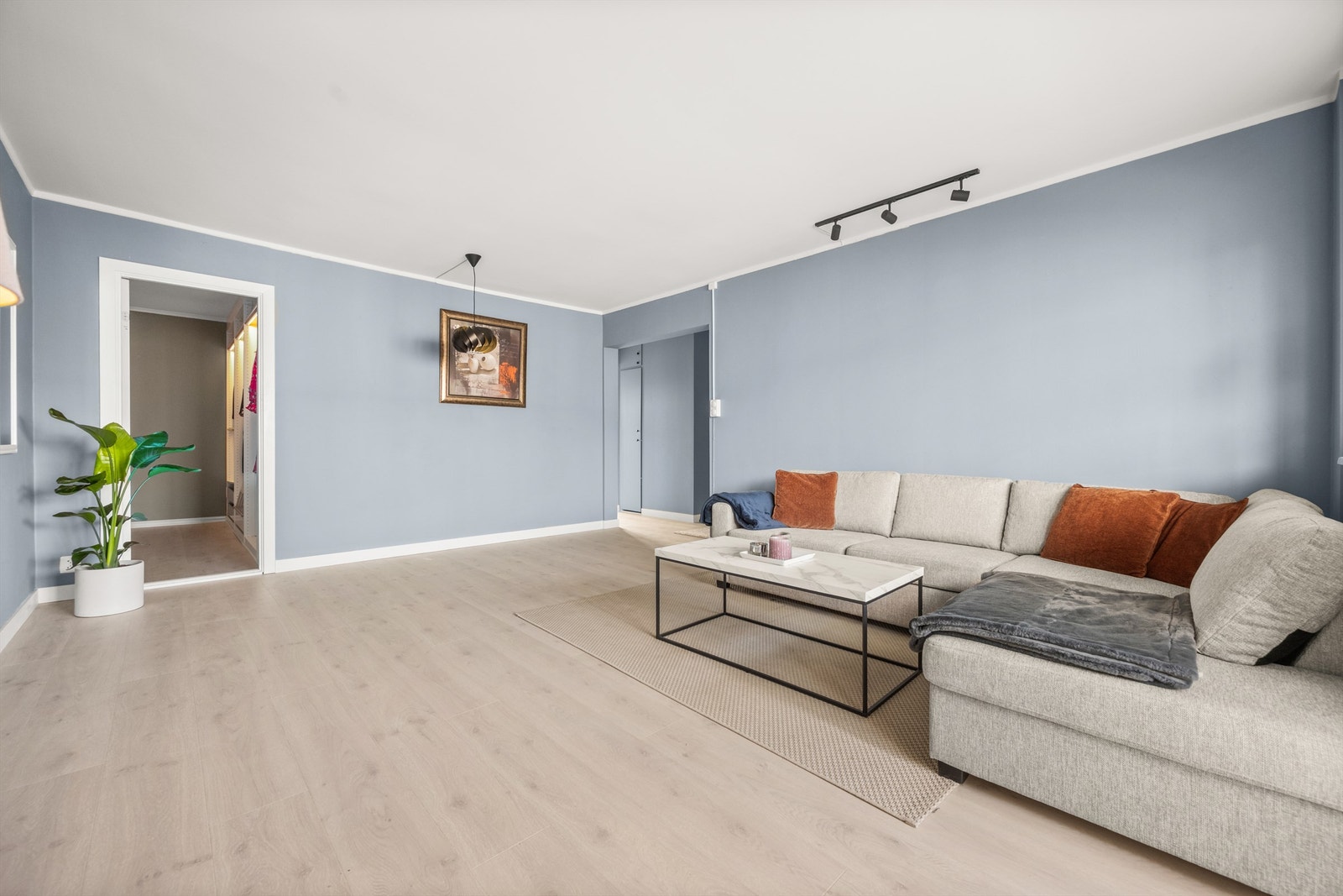 Praktisk omkledningsrom med inngang fra stuen. Galleribilde