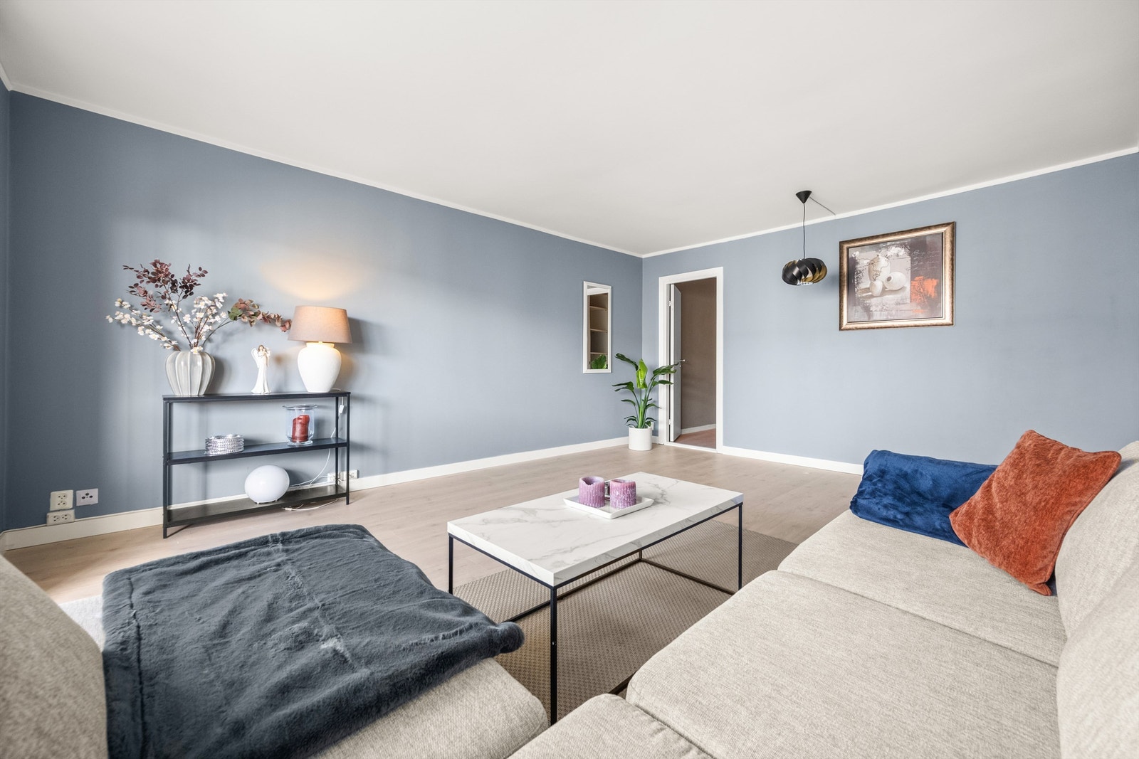 God plass til sofagruppe, tv-møblement og spisebord. Galleribilde