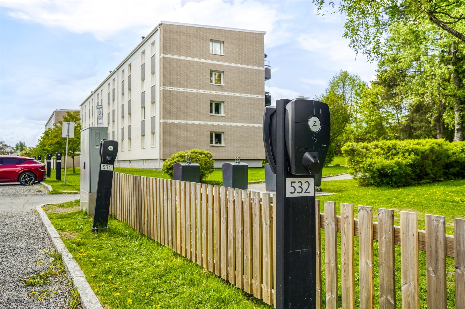 Borettslaget har parkeringsplasser med og uten lader til leie etter venteliste. Galleribilde