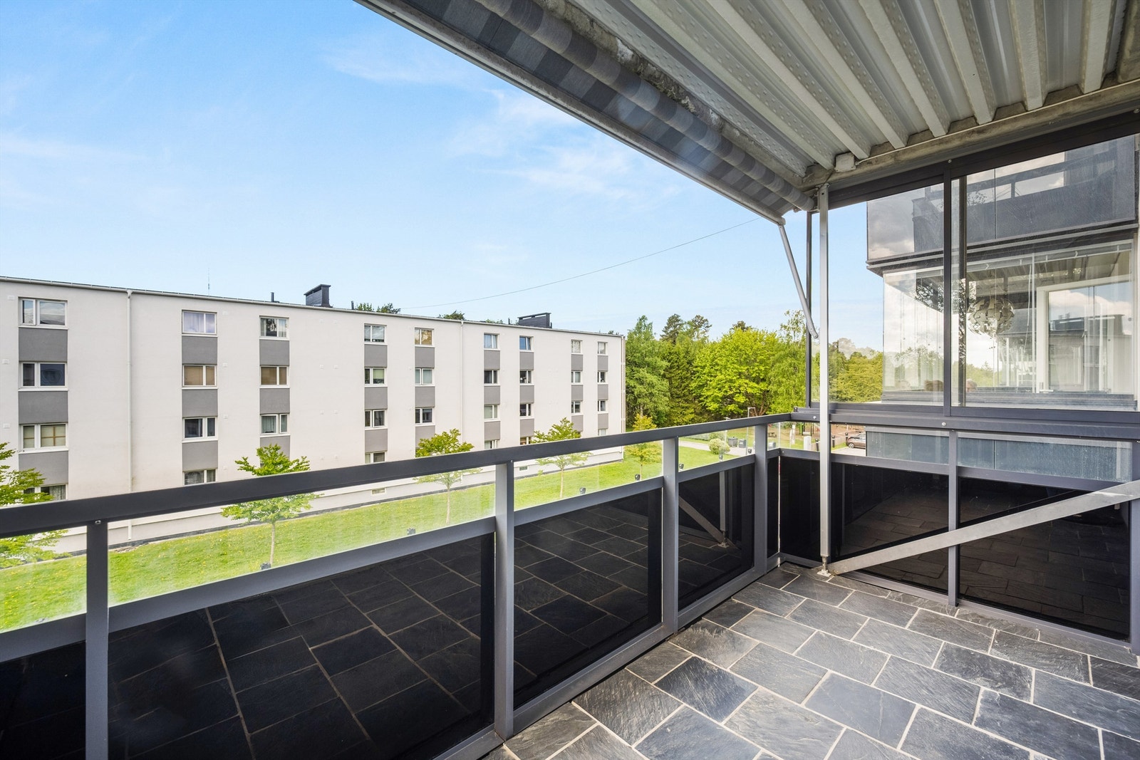 Markise for solskjerming. Galleribilde