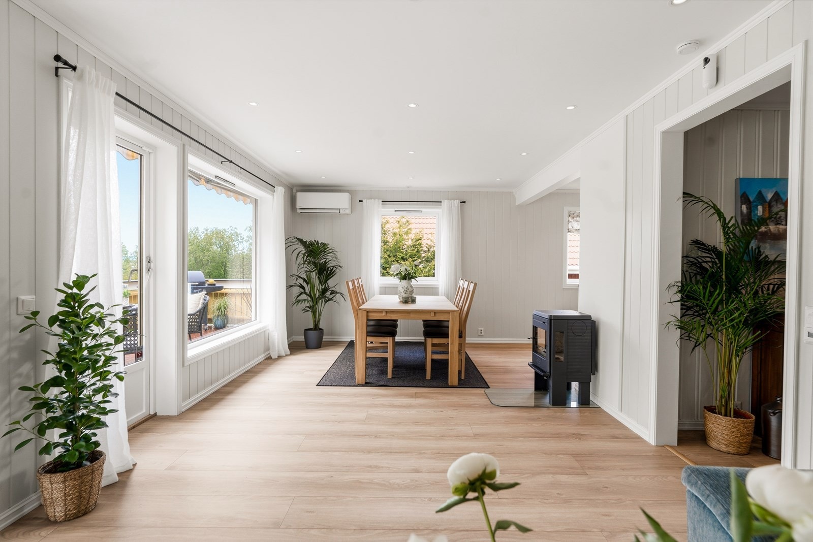 Åpen og sosial stueløsning med god plass til både avslapning og samvær. Her kan barna leke mens de voksne har oversikt og nyter en lun atmosfære. Galleribilde
