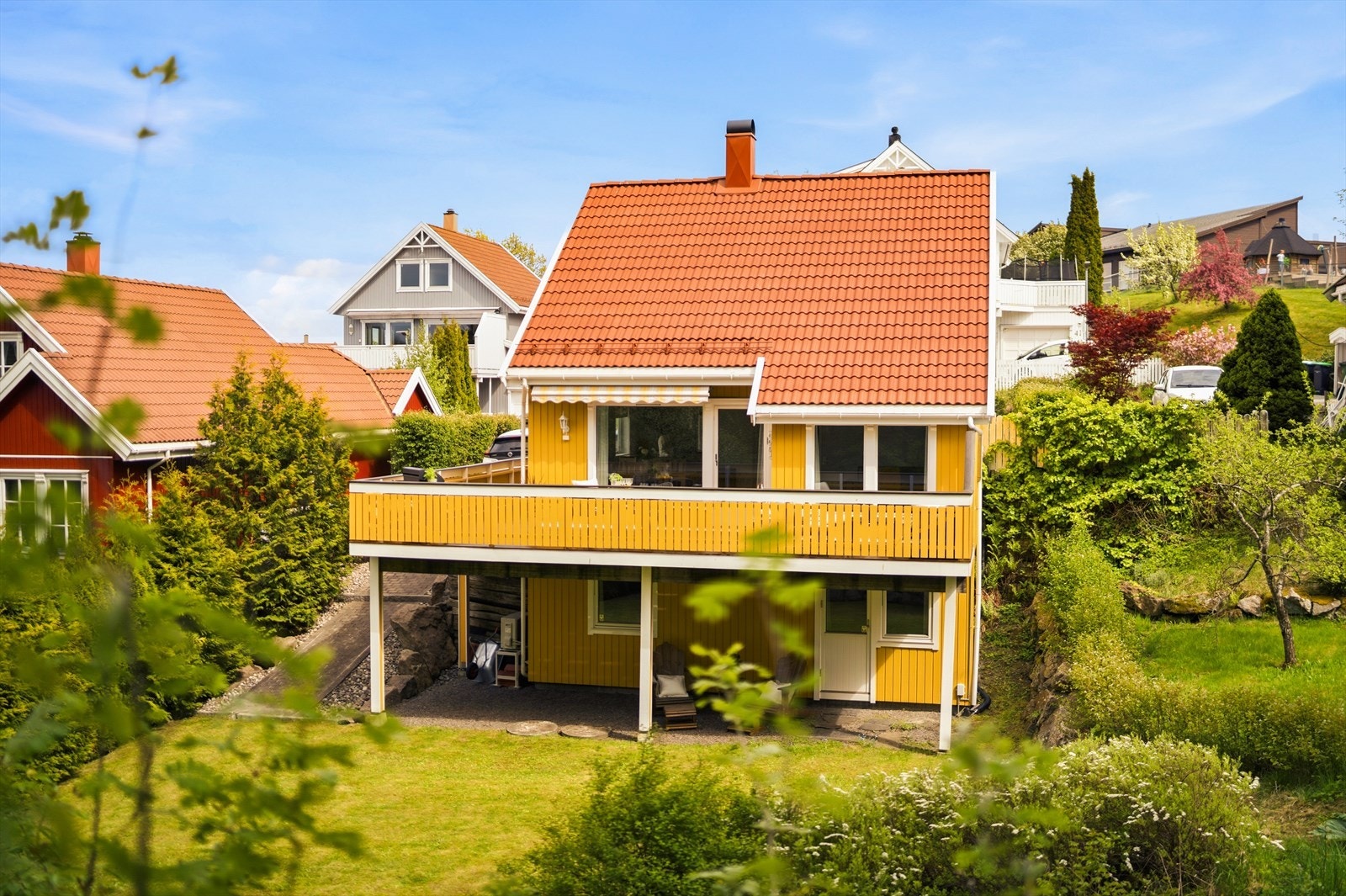 Velkommen til Buholen 52 - en solrik og innbydende enebolig med klassisk sjarm, frodig hage og god plass for hele familien. Her får barnefamilien en trygg og hyggelig ramme rundt hverdagen. Foto: Stefan Borup Galleribilde