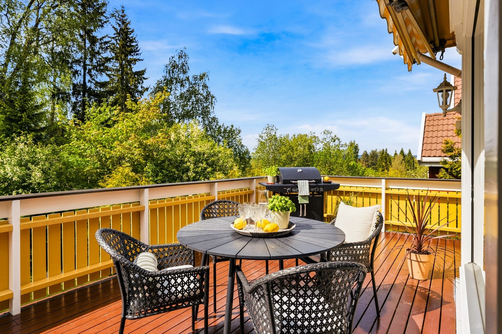 Stor og innbydende veranda med plass til både spisegruppe, grill og utemøbler. Dette er et perfekt samlingspunkt for familieselskaper og lange sommerdager. Galleribilde