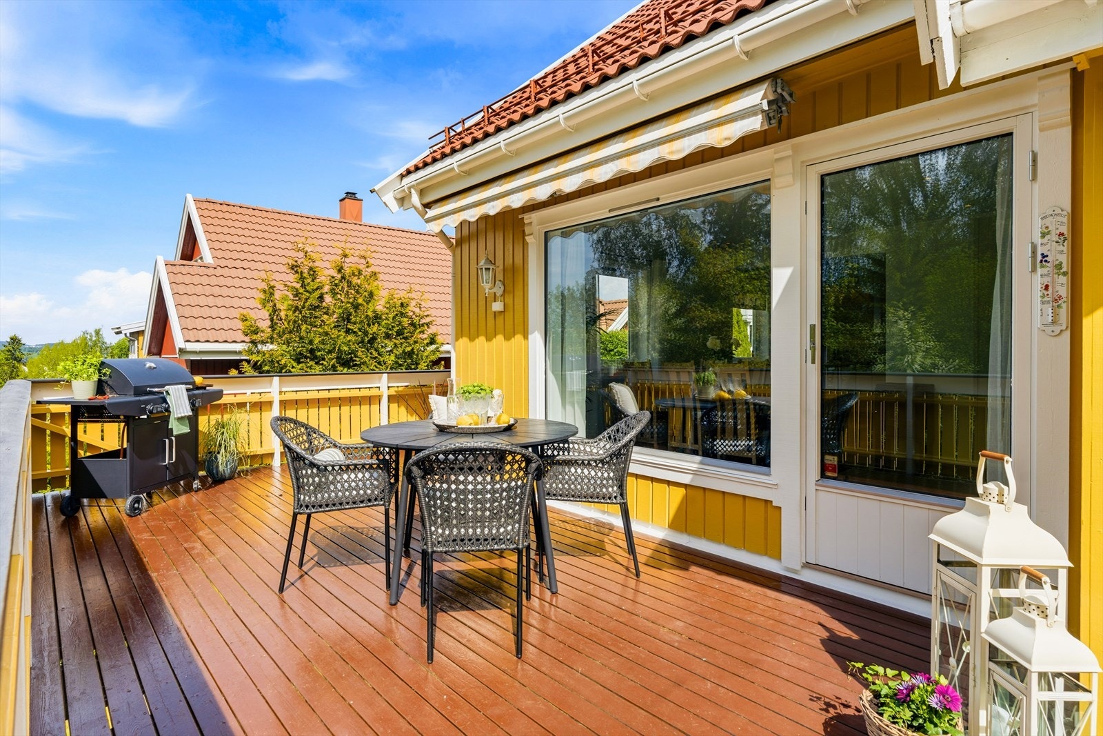 Verandaen har flott kontakt med hagen og gir god plass til både store og små. Her kan familien nyte sol, lek og måltider ute i trygge og hyggelige omgivelser. Galleribilde
