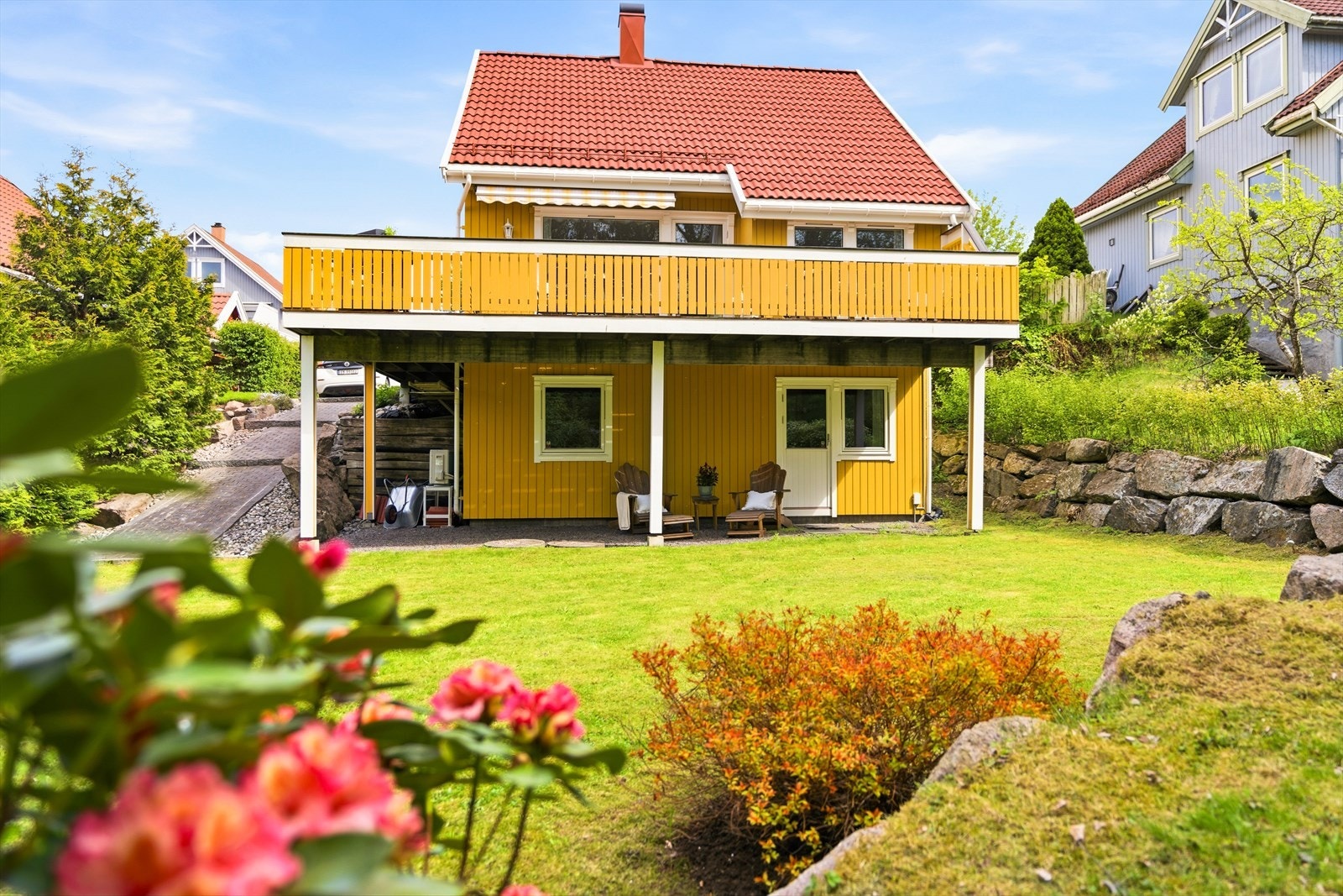 Den store hagen gir rikelig med plass til lek, trampoline, hageselskap og rolige sommerdager. Et fantastisk uteområde for en familie som ønsker plass rundt seg. Galleribilde