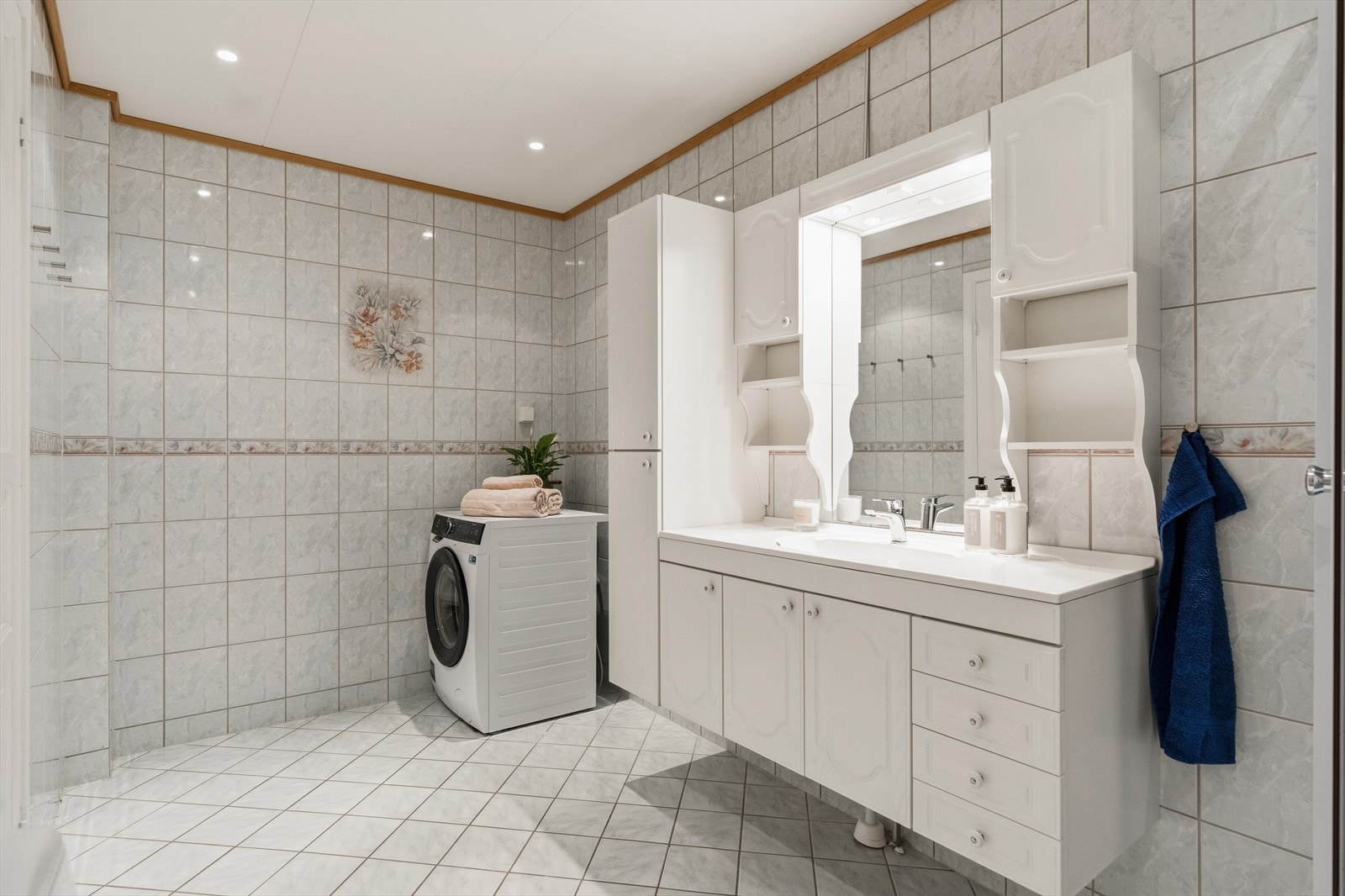 Badet har god plass og smarte oppbevaringsmuligheter, noe som gjør hverdagen enklere for hele familien. Her er det rom for både rutiner og effektiv logistikk. Galleribilde