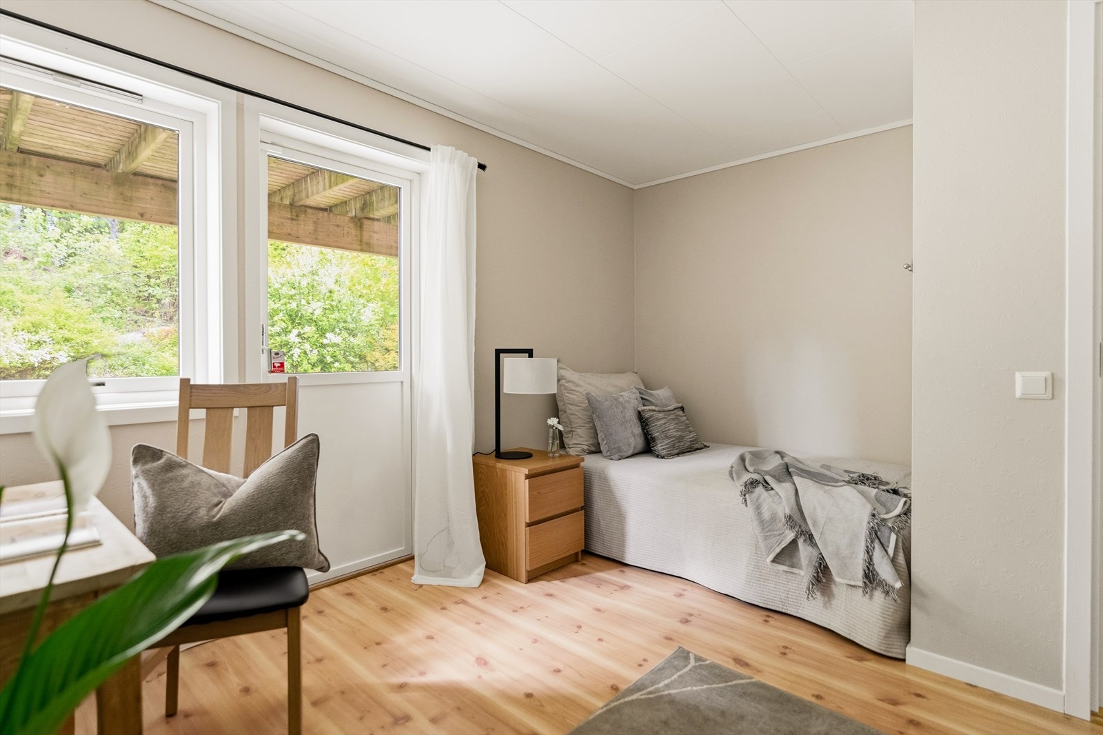 Lyst rom med store vinduer og plass til flere funksjoner - perfekt som barnerom, gjesterom eller hobbyrom. En fleksibel løsning for en familie i utvikling. Galleribilde