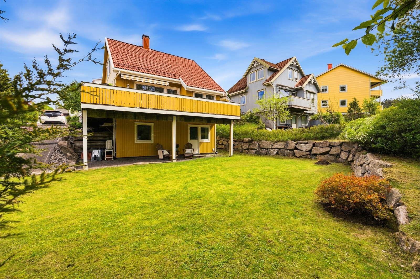 Fasaden og hagen skaper en lun og privat ramme rundt boligen. Her kan familien nyte uteplassen fra morgen til kveld. Galleribilde