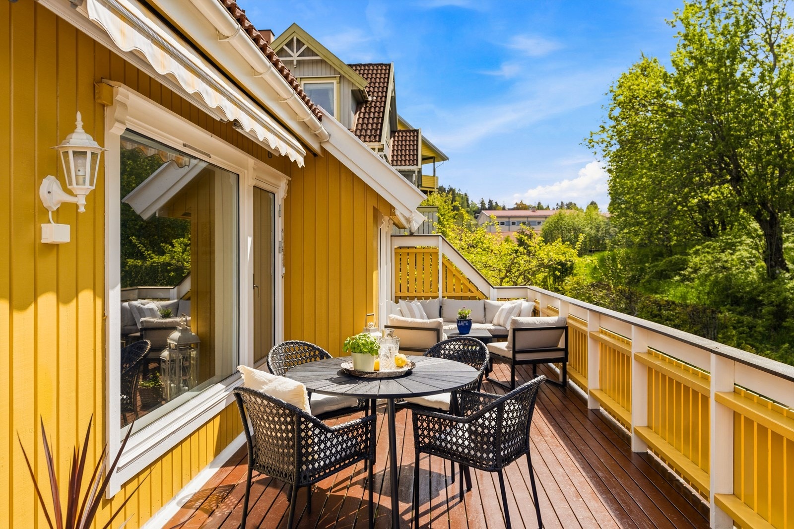 Det er god plass til flere sittesoner, grill og beplantning. Galleribilde
