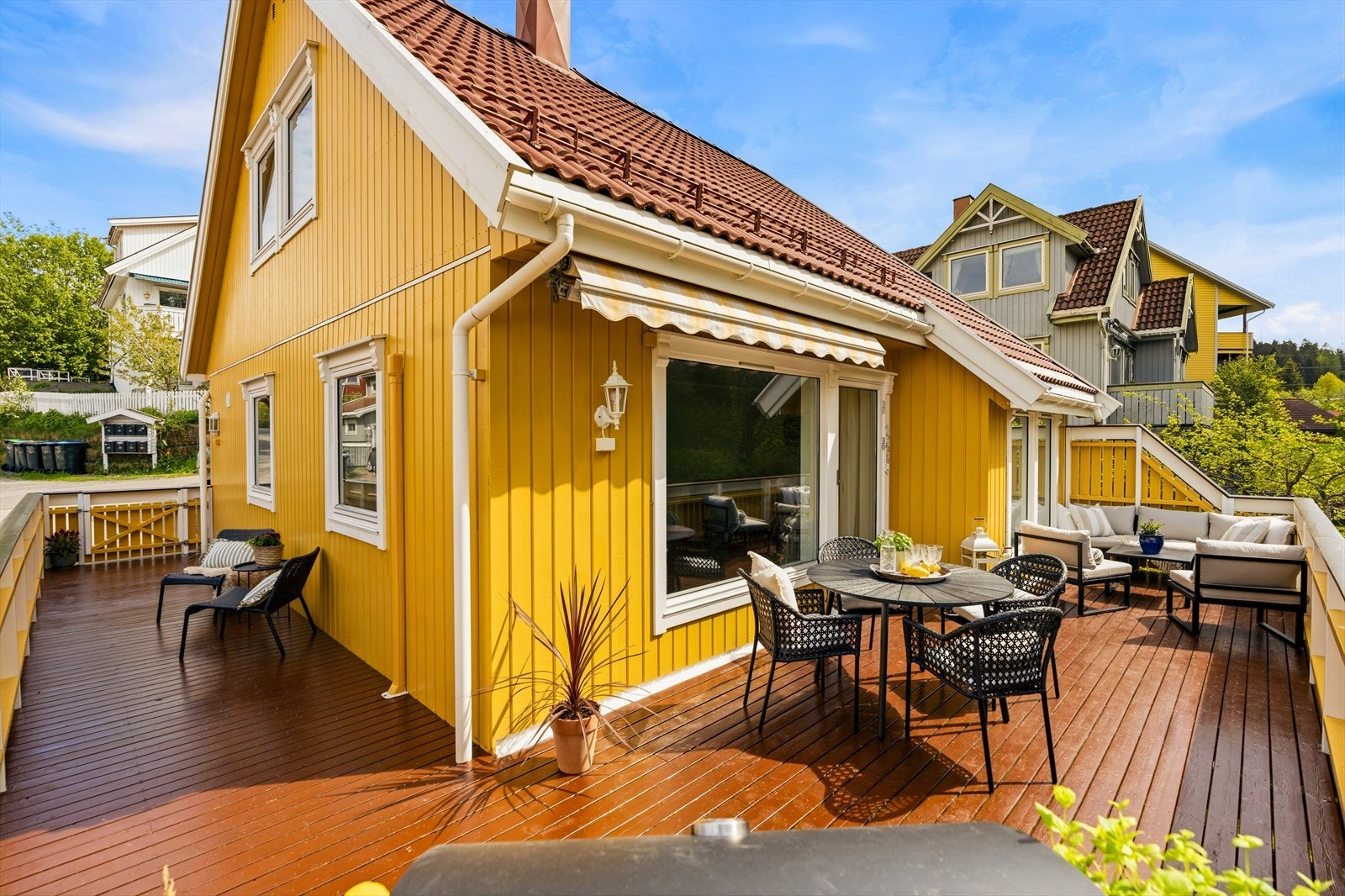 Verandaen strekker seg rundt huset, som gjør at man kan flytte seg fra eller etter solen. Galleribilde