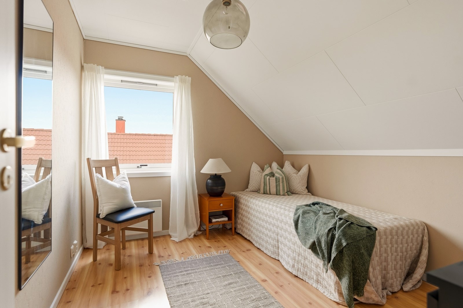 Sjarmerende rom med god plass til både seng, skrivepult og oppbevaring. Et flott barnerom, ungdomsrom eller hjemmekontor etter familiens behov. Galleribilde