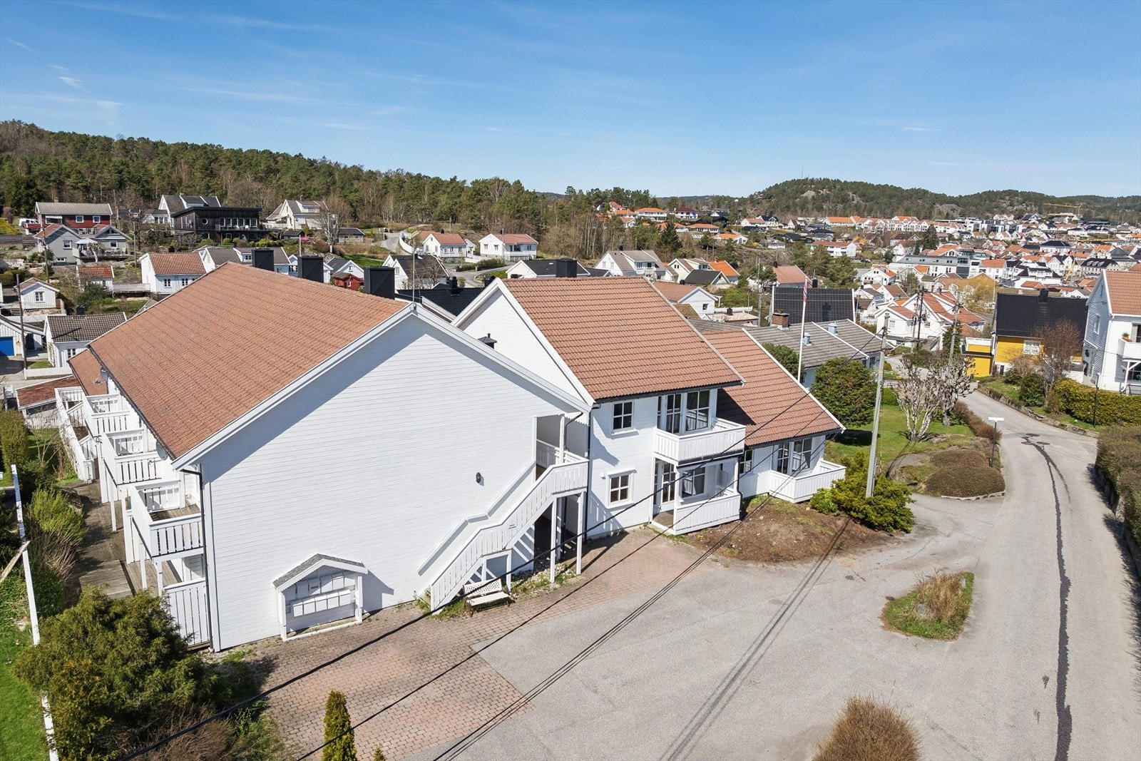Flere biloppstillingsplasser på tunet. Galleribilde